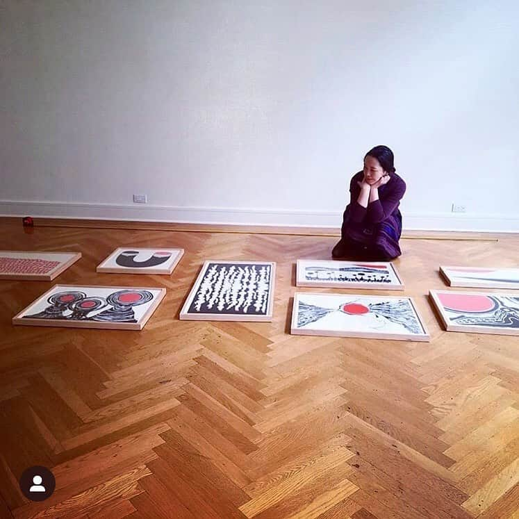 下條ユリさんのインスタグラム写真 - (下條ユリInstagram)「📸by @praise.shadows.art ・ Playing with Layout of #SumiAndShu prints in a grand living room with beautiful light at Postmodernism townhouse by Robert A.M. Stern. 🔸Opening tomorrow with other great artists !🔶 ・ #870PARKAVE 5 days art show  THU. 5/2  6-9p  RECEPTION FRI. 5/3 -  MON. 5/6  11-6p ・ SAT. 5/4  2p ~ ARTIST TALK with master printer #KeigoPrints ・ ・ ・ #YuriShimojo #墨と朱  #下條ユリ #sumi #墨  #cinnabar #朱 #Serigraphy #ScreenPrints #FineArtEditions #printmaking  #Japaneseart #japaneseprints #YuriShimojo_editions」5月2日 16時19分 - yurishimojo