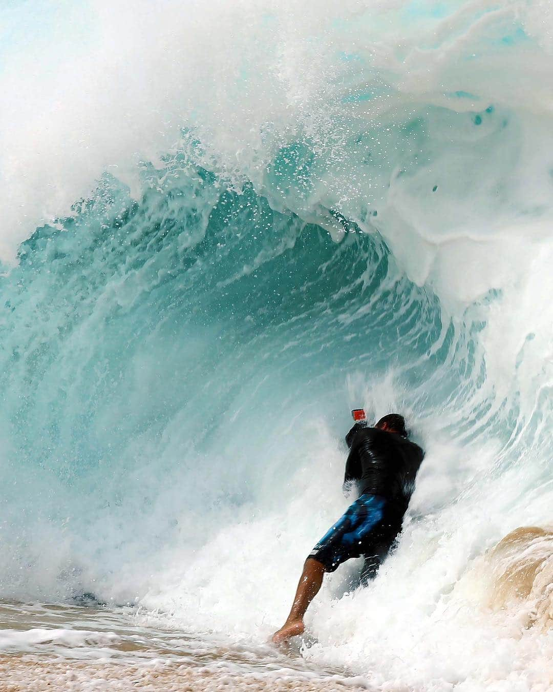 クラーク・リトルさんのインスタグラム写真 - (クラーク・リトルInstagram)「#swallowed I think the wave won... getting the shot and attempting to sneak out the back🤣 🏃🏽‍♂️🌊 #shorebreak #clarklittle 🆑 photo @bevsonthebeach」5月2日 16時26分 - clarklittle