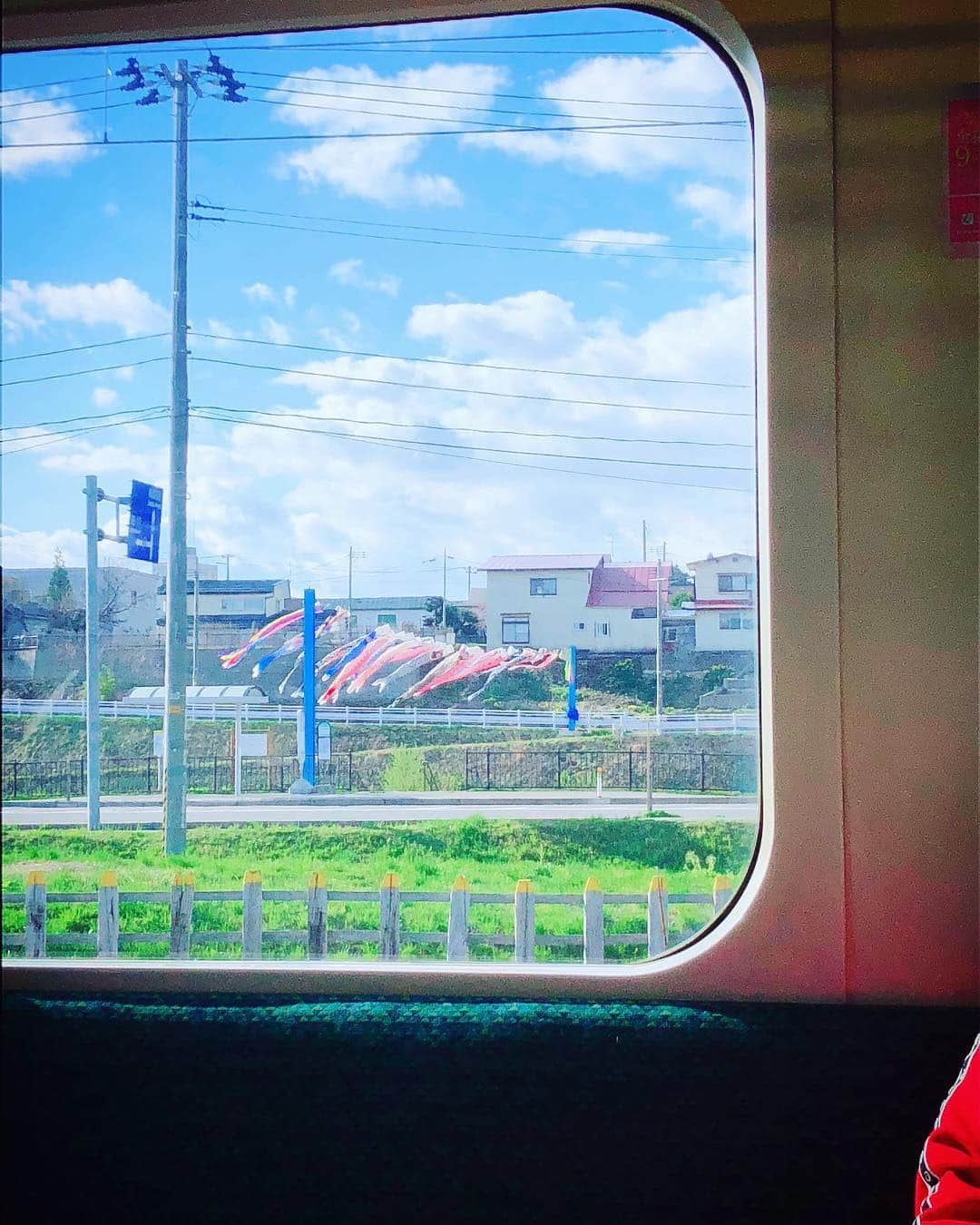 YUUKIさんのインスタグラム写真 - (YUUKIInstagram)「田舎のいいとこ♡  #バイバイ弘前 #photography #photooftheday #instagood #photo #train #mylife #bluesky #hirosaki #aomori #travel  #令和 #清々しい気分 #連休 #帰省 #旅  #弘前 #田舎の風景 #鯉のぼり #車窓 #風景」5月2日 16時34分 - yuuki_._official