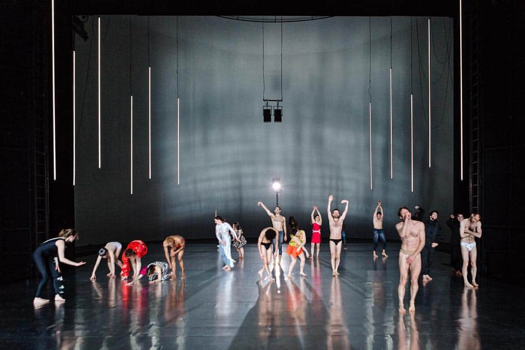ジャンポールレスパナールのインスタグラム：「. What a pleasure to collaborate for the 3rd time with Boris Charmatz on his new project called “Infini” « On peut chercher l’infini dans le passé, en remontant sans fin, on peut le chercher devant soi, en se projetant le plus loin possible, on peut aussi creuser à même le présent, en regardant tout ce qu’il y a entre 0 et 1, entre maintenant et maintenant ». Se déployant à partir de la notion d’infini et de la sensation de fuite ou de mouvement permanent qu’elle induit, dans l’accélération ou le ralentissement, la pièce tire son impulsion rythmique d’une « partition de comptes ». Positifs ou négatifs, très grands ou très petits, neutres ou signifiants, simples ou complexes, chiffres et nombres se suivent et se bousculent : tout du long, les six interprètes – dont Boris Charmatz lui-même – comptent, comptent, comptent sans (presque) jamais s’arrêter. This is a visual of 10.000 gestures at Volksbhuene Berlin. Official pictures of Infini are still not out ;)」