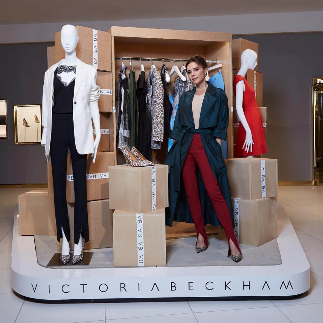 セルフリッジズさんのインスタグラム写真 - (セルフリッジズInstagram)「No one does it better than @victoriabeckham | The SS19 and Dress Capsule Collection now available at the #SelfridgesBirmingham pop up and online . . . #VictoriaBeckham #VB #Selfridges #FashionAddict」5月2日 16時41分 - theofficialselfridges