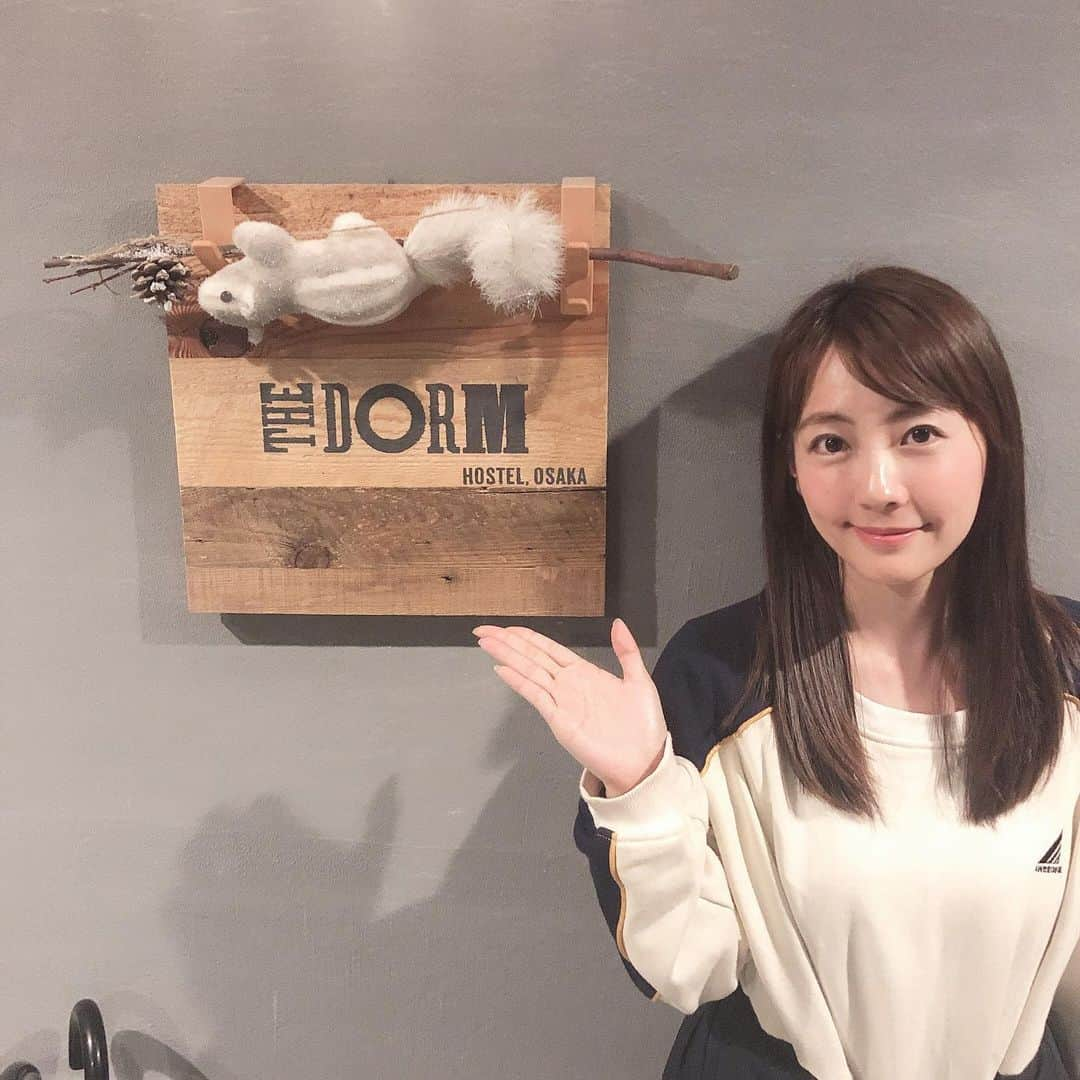 うえむらちかさんのインスタグラム写真 - (うえむらちかInstagram)「大阪の心斎橋にある﻿﻿ ﻿ THE DORM HOSTEL OSAKA﻿﻿ @the_dorm_hostel_osaka﻿﻿ ﻿ に宿泊しました♪﻿﻿ ﻿﻿ 遠征で色んな場所に行くときにリーズナブルな宿泊施設はとても助かります♪﻿﻿ ﻿﻿ 沢山の本に囲まれたブックカフェの要素もあり☕️📕﻿﻿ ﻿﻿ 女性専用のメイクルームがとてもおしゃれで使いやすかったです💄﻿﻿ ﻿﻿ そして近くにある、昔ながらの銭湯「あかしゆ」さんで平成⇄令和になる瞬間を過ごしました笑﻿﻿ ﻿﻿ ﻿甲子園に行く時はまた泊まりたいな〜💕﻿ ﻿ ﻿ 📍THE DORM HOSTEL OSAKA﻿﻿ @the_dorm_hostel_osaka﻿﻿ 大阪府大阪市中央区東心斎橋1-12-20 心斎橋ダイワビル２F﻿﻿ ﻿﻿ https://thedorm.jp﻿﻿ ﻿﻿ #thedormhostelosaka #心斎橋ホステル #大阪 #心斎橋hostel #大阪宿泊 #Osaka #大阪ホステル #pr #コラボベース #甲子園 #遠征 #旅 #旅女 #甲子園 #カープ女子 #読書﻿﻿﻿ ♨️浴室の写真は、大阪府銭湯組合HPより」5月2日 16時40分 - uemurachika