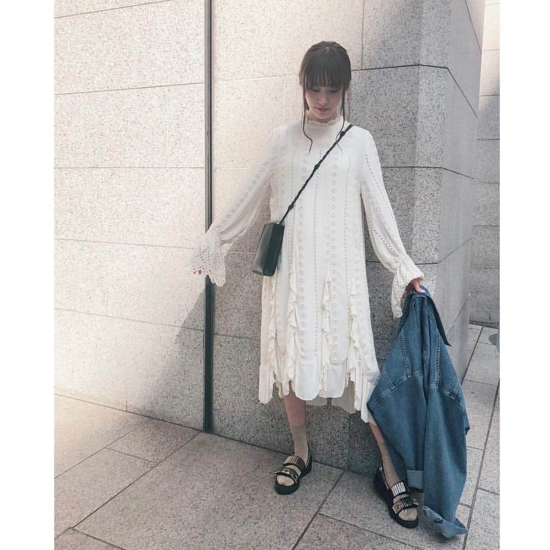 菊井彰子さんのインスタグラム写真 - (菊井彰子Instagram)「父、娘撮り😋📷 @nequittezpas_aoyama のワンピース去年ぶりに着たけど刺繍がかわいい👗 ワンピースやっぱりお腹が楽だぁ🌟  #nequittezpas  #togapulla  #jilsander  #マタニティコーデ  #マタニティーコーデ  #ベビしょこりん  #令和ベイビー  #マタニティーライフ  #妊婦  #妊婦生活 #妊婦コーデ #プレママ  #プレママさんと繋がりたい」5月2日 16時49分 - yanakiku_kiku