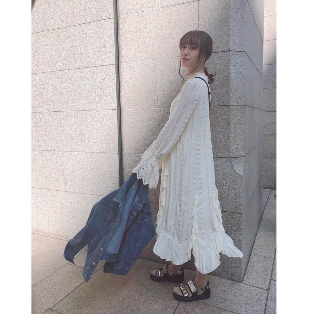 菊井彰子さんのインスタグラム写真 - (菊井彰子Instagram)「父、娘撮り😋📷 @nequittezpas_aoyama のワンピース去年ぶりに着たけど刺繍がかわいい👗 ワンピースやっぱりお腹が楽だぁ🌟  #nequittezpas  #togapulla  #jilsander  #マタニティコーデ  #マタニティーコーデ  #ベビしょこりん  #令和ベイビー  #マタニティーライフ  #妊婦  #妊婦生活 #妊婦コーデ #プレママ  #プレママさんと繋がりたい」5月2日 16時49分 - yanakiku_kiku