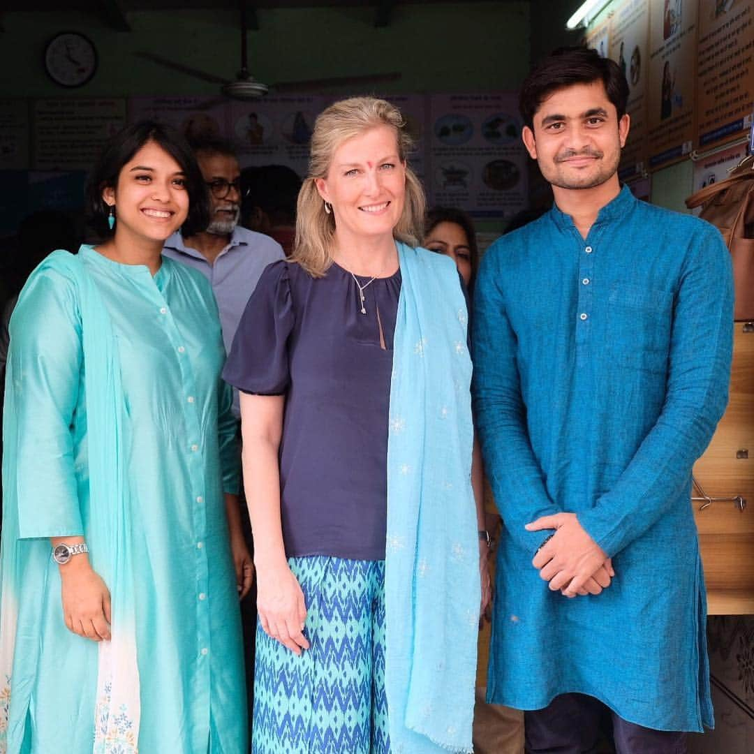 ロイヤル・ファミリーさんのインスタグラム写真 - (ロイヤル・ファミリーInstagram)「The Queen’s Young Leaders award programme  has created a network of exceptional young leaders across the Commonwealth, as a lasting legacy to Her Majesty The Queen.  In Mumbai, The Countess of Wessex saw projects led by two @queensyoungleaders - Deane and Aditya.  Deane is aiming to end the embarrassment felt by women and girls about their periods through her project @redisthenewgreen_  The Countess met girls and their mothers who have benefited from awareness raising sessions that Deane’s organisation provides, as well as improving access to sanitary products and providing eco-friendly disposal solutions.  Aditya co-created @caremotherindia , an app which enables health workers to provide antenatal check-ups to women in areas with limited health resources.  Globally, around 800 women die every day of preventable causes related to pregnancy & childbirth. The Countess heard from women who have used the app to monitor their pregnancies.」5月2日 16時46分 - theroyalfamily