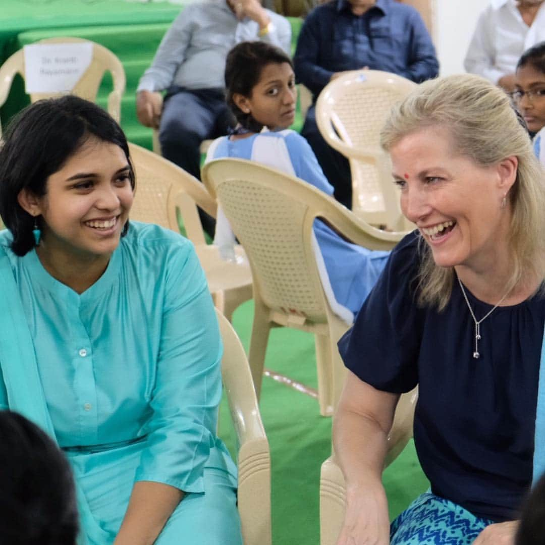 ロイヤル・ファミリーさんのインスタグラム写真 - (ロイヤル・ファミリーInstagram)「The Queen’s Young Leaders award programme  has created a network of exceptional young leaders across the Commonwealth, as a lasting legacy to Her Majesty The Queen.  In Mumbai, The Countess of Wessex saw projects led by two @queensyoungleaders - Deane and Aditya.  Deane is aiming to end the embarrassment felt by women and girls about their periods through her project @redisthenewgreen_  The Countess met girls and their mothers who have benefited from awareness raising sessions that Deane’s organisation provides, as well as improving access to sanitary products and providing eco-friendly disposal solutions.  Aditya co-created @caremotherindia , an app which enables health workers to provide antenatal check-ups to women in areas with limited health resources.  Globally, around 800 women die every day of preventable causes related to pregnancy & childbirth. The Countess heard from women who have used the app to monitor their pregnancies.」5月2日 16時46分 - theroyalfamily