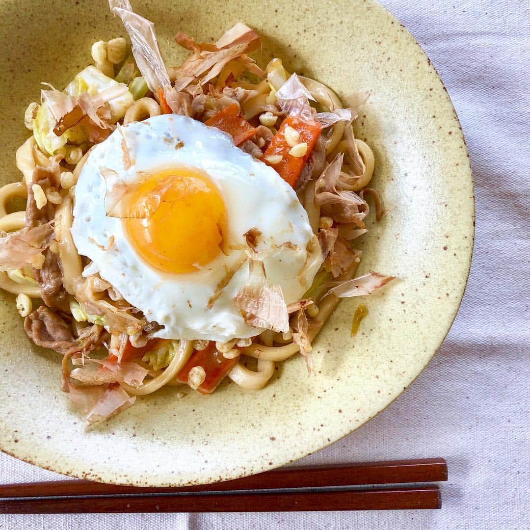 清水麻璃亜のインスタグラム：「#シミズキッチン 焼うどん * うどんのおつゆを出汁からとって作ったんだけど、そのあまりのおつゆを焼うどんに使ったらほんっとに美味しかったんです！ 出汁恐るべし。。🤤 焼うどんってたまーに食べたくなるんだよなあ あと、半熟の目玉焼きのせておけば、  だいたい美味しい！笑 #焼うどん #焼きうどん #クッキングラム #デリスタグラマー」