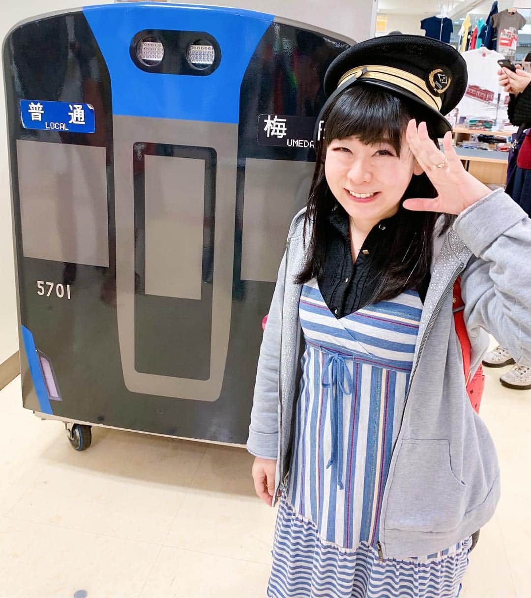 浜平恭子さんのインスタグラム写真 - (浜平恭子Instagram)「キリッ(๑′ᴗ‵๑)🚃 #そごう神戸店 #三宮鉄道フェスティバル2019  #阪急  #日韓往復 #ラジオDJ #浜平恭子 #KissFMKOBE #한일커플 #한일부부 #한일왕복 #라디오DJ #하마히라쿄코」5月2日 16時53分 - hamahi1231