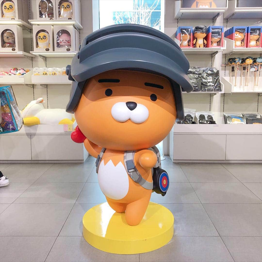 ハルハルさんのインスタグラム写真 - (ハルハルInstagram)「#KAKAOフレンズのストア ってこんなに可愛い☺️🙌🏼﻿ ﻿ あんにょ～ん！ゆず茶🍊です﻿ ﻿ 韓国で行きたいスポットについて考えてみると、カカオフレンズショップが頭に浮かびます🤔﻿ ﻿ ハルハルのアカウントで、海外の有名なイラストレーターさんから英語で「カカオフレンズショップどうやって行くの」ってDMをもらったこともあるくらい、世界から人気の場所◎﻿ ﻿ いつ行っても新作のグッズが出ていたり、期間限定の催しがあったりするので飽きないのも良いですよね🌸﻿ ﻿ 商品は文房具からPC用品、ぬいぐるみにスマホケース、パスポートケースにバスボムにパジャマなどなど、な～んでもあるから、あれもこれも欲しくなってお財布がかなり危険です！笑💸﻿ ﻿ ﻿ 一番大きなSHOPは弘大店と思われます！﻿ (もっと大きいところがあったら教えてくださいー！行ってみたい！！)﻿ ここにはカフェがついていたり、地下では期間限定の展示があったりするので長い時間楽しめます💕﻿ ﻿ 皆さんのイイネと保存お待ちしております♡ ------------------﻿ 🦁KAKAOフレンズストア 弘大フラグシップストア﻿ 서울특별시 마포구 동교동 165-5﻿ 1階～3階﻿ ﻿ 地下鉄2号線 #弘大入口 駅の8番出口か9番出口からが近いです！﻿ 大通り沿いなので見つけやすさも抜群🌷﻿ ------------------﻿ 🍑KAKAOフレンズストア 明洞ロッテヤングプラザ店﻿ 서울특별시 중구 소공동 29-1 ﻿ ロッテヤングプラザ 1階﻿ ﻿ 地下鉄2号線 #乙支路入口 駅 7番出口が近いですが、明洞の大きな通りをブラブラ歩けば、その道の一番端っこが明洞ロッテヤングプラザ店♡﻿ わざわざ電車に乗らなくても明洞から歩いていくことができます◎﻿ こちらの店舗は小さいですが、隣にLINEフレンズショップもあるので一石二鳥♡﻿ ------------------﻿ ﻿ 皆さんも渡韓のついでに是非行ってみて下さいね🙋🏻‍♀️﻿ ﻿ ﻿  #🇰🇷#韓国#韓国雑貨#韓国情報﻿﻿ #渡韓#韓国旅行#韓国女子#韓国女子旅﻿ #ハルハルの渡韓日記#韓国土産﻿ #韓国好きな人と繋がりたい﻿ #カカオフレンズ#ライアン#アピーチ#チューブ﻿ #kakaofriends#카카오프렌즈#라이언#ryan﻿ #어피치#apeach#튜브#tube#ハルハル渡韓日記」5月2日 16時59分 - haruharu_furyu