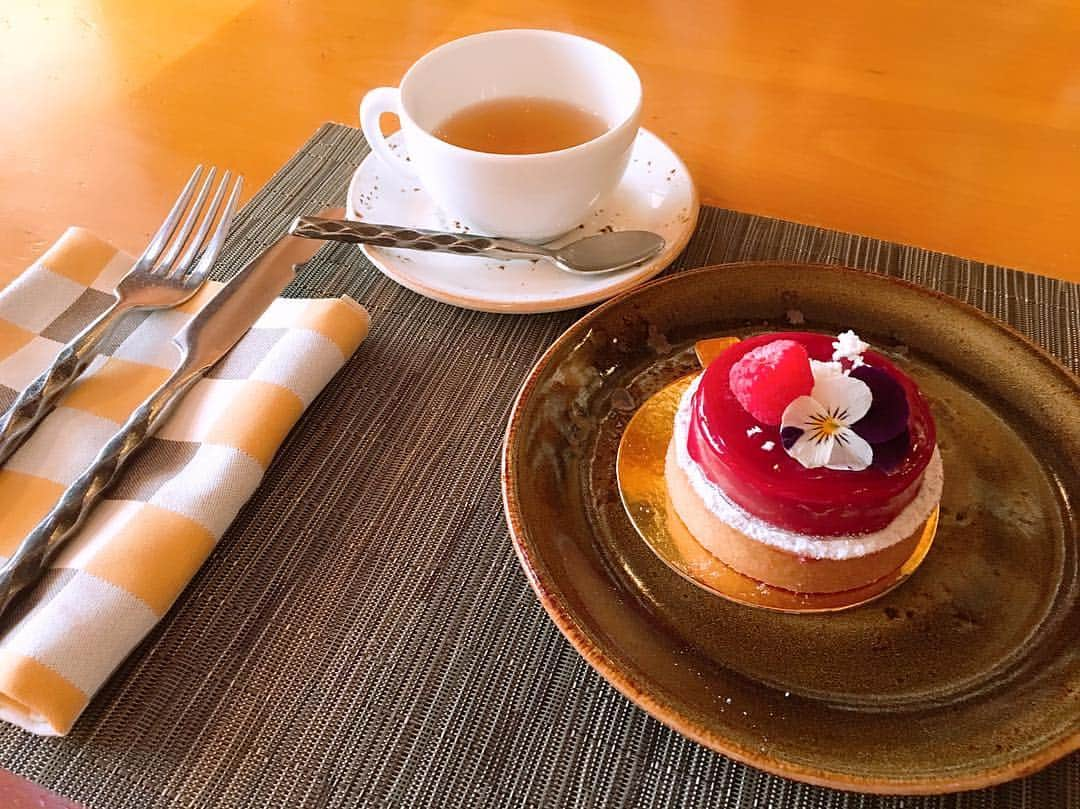 栗山麗美のインスタグラム：「シカゴは子連れ旅行にもオススメです☺️ ・ 🌷Pierrot Gourmet🌷 アメリカでは子供用に塗り絵セットを頂けるお店も多いけど、こちらは可愛い塗り絵帳までもらえて感激！！シールもたくさん付いていました♡旅行中大活躍😆💕 ・ ケーキもクロワッサンも紅茶も最高に美味しくてまた行きたいお店🍰 ・ ・ 🌷Lincoln Park Zoo 🌷 ・ リンカンパーク動物園は入場料無料👏✨ ・ シカゴに住んでいたら毎週通っちゃう😍ってくらい園内は広くて綺麗なので十分楽しめます🐘🐆✨✨ ・ 室内アスレチックもありました🤗 ・  今回は行けなかったけど、フィールド博物館🦖や水族館🐬、子ども博物館も茉希ちゃんがリサーチしてくれてて気になりました✨✨ ・ ・ #pierrotgourmet #lincolnparkzoo #lincolnpark #Chicago #trip #oregon #portland #シカゴ旅行 #アメリカ暮らし #ポートランド生活 #ポートランド #アメリカ育児 #アメリカ子育て」