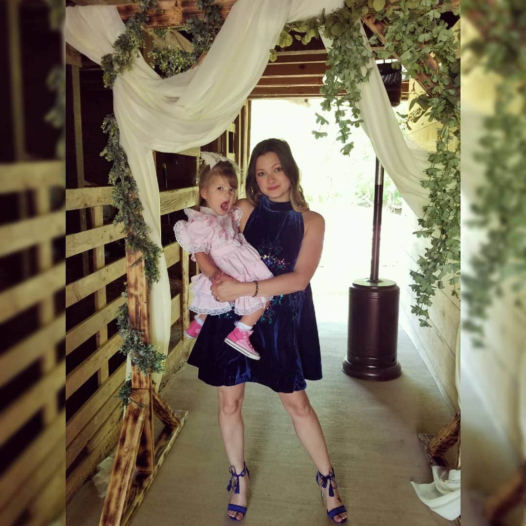 Chelsie Arynのインスタグラム：「If I told you my outfit cost 9$ and Bailey's outfit cost .50$ would you believe me?! Wild isn't it?? #momlife #myminime #thriftymom #simplyfrugal #thriftedfashion #thriftedfinds #thriftlife #furgallife #shopsecondhand #bringyourownbags #localthrift #freepeople #whitehouseblackmarket #vintageclothing #converse #weddingattire #babiesofinstagram #toddlersofinstagram #baileytreasure」