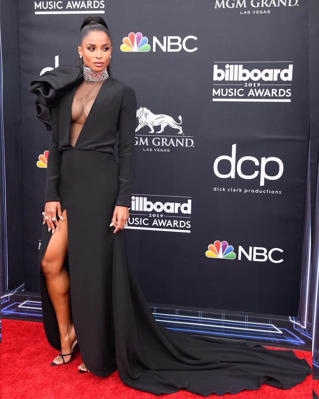 Just Jaredさんのインスタグラム写真 - (Just JaredInstagram)「@ciara wears @stephanerolland_paris on the Billboard Music Awards red carpet. She was joined by her son Future in @versace! Go to JustJared.com for our full coverage of the show. #Ciara #BBMAs Photos: Getty」5月2日 8時13分 - justjared