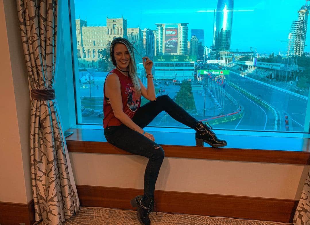 ナターリア・ガウジオのインスタグラム：「Experiência única e incrível assistindo a Fórmula 1 no Azerbaijão!!! 😍✨🇦🇿🏎💨🔝💥❤️ #formula1 #azerbaijan #inlove #race #baku #happiness #grandprix #hilton」