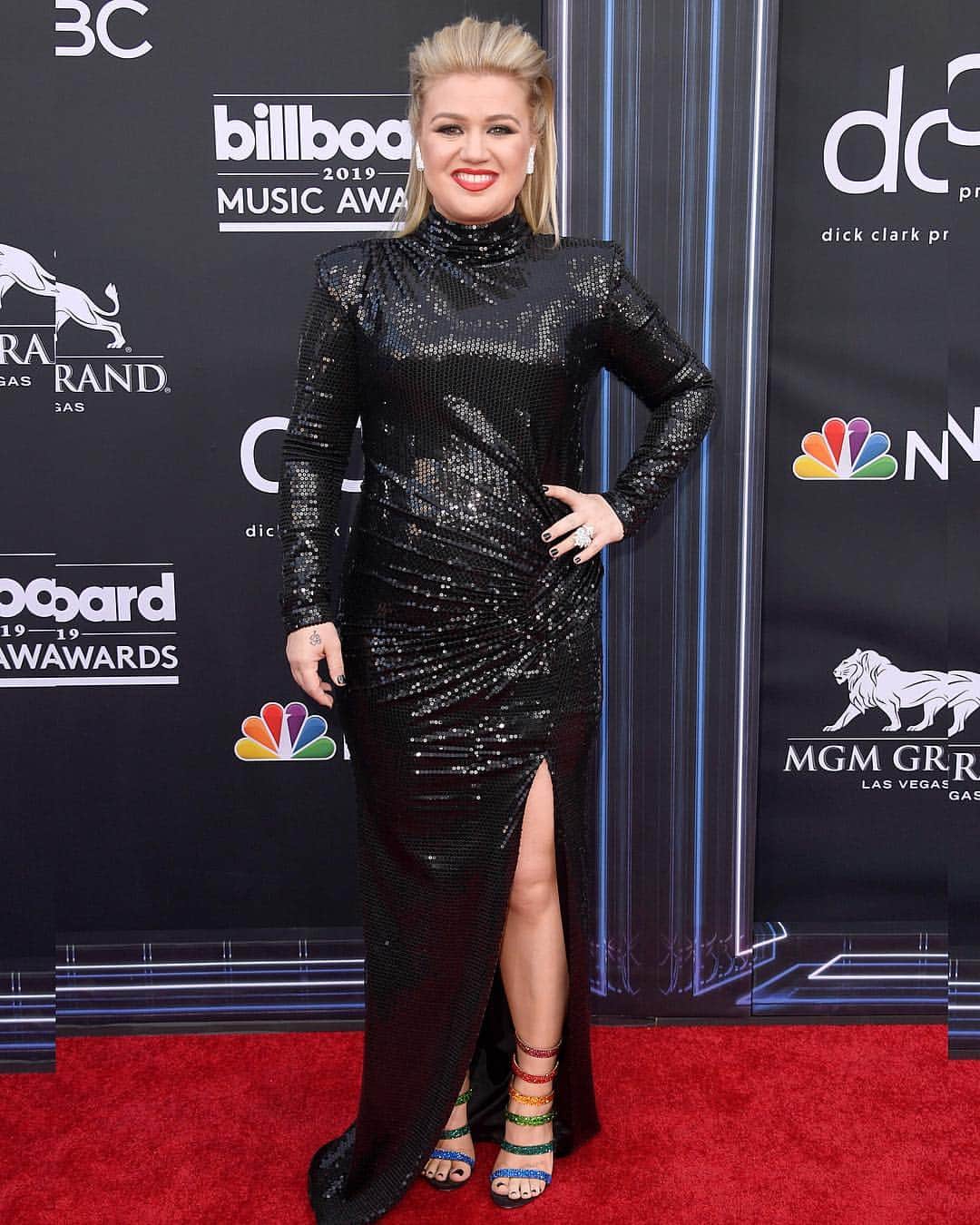 Just Jaredさんのインスタグラム写真 - (Just JaredInstagram)「@kellyclarkson wears a cool pair of @louboutinworld rainbow shoes on the Billboard Music Awards red carpet! Go to JustJared.com for our full coverage of the show. #KellyClarkson #BBMAs Photos: Getty」5月2日 8時18分 - justjared