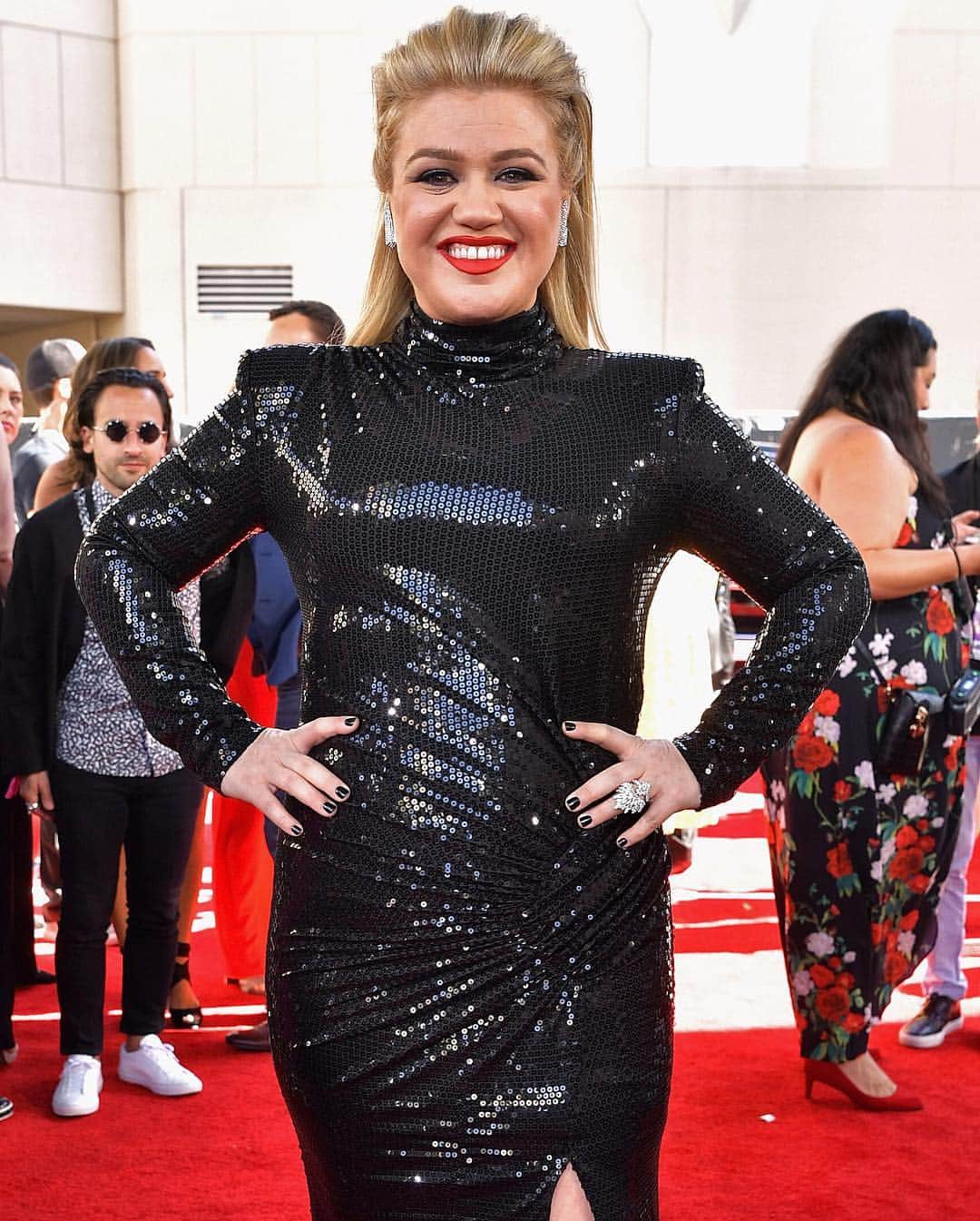 Just Jaredさんのインスタグラム写真 - (Just JaredInstagram)「@kellyclarkson wears a cool pair of @louboutinworld rainbow shoes on the Billboard Music Awards red carpet! Go to JustJared.com for our full coverage of the show. #KellyClarkson #BBMAs Photos: Getty」5月2日 8時18分 - justjared