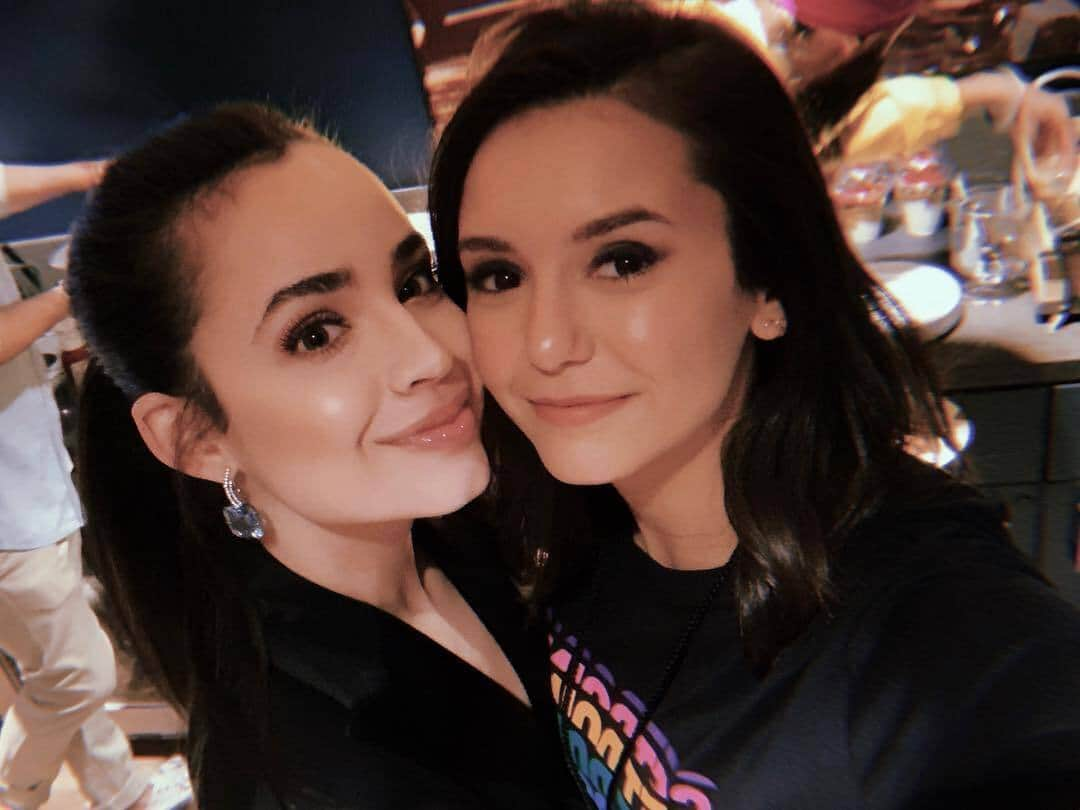 MTVさんのインスタグラム写真 - (MTVInstagram)「We love two (2) sweet ladies 👑 | 🔁 #NinaDobrev #SofiaCarson」5月2日 8時21分 - mtv