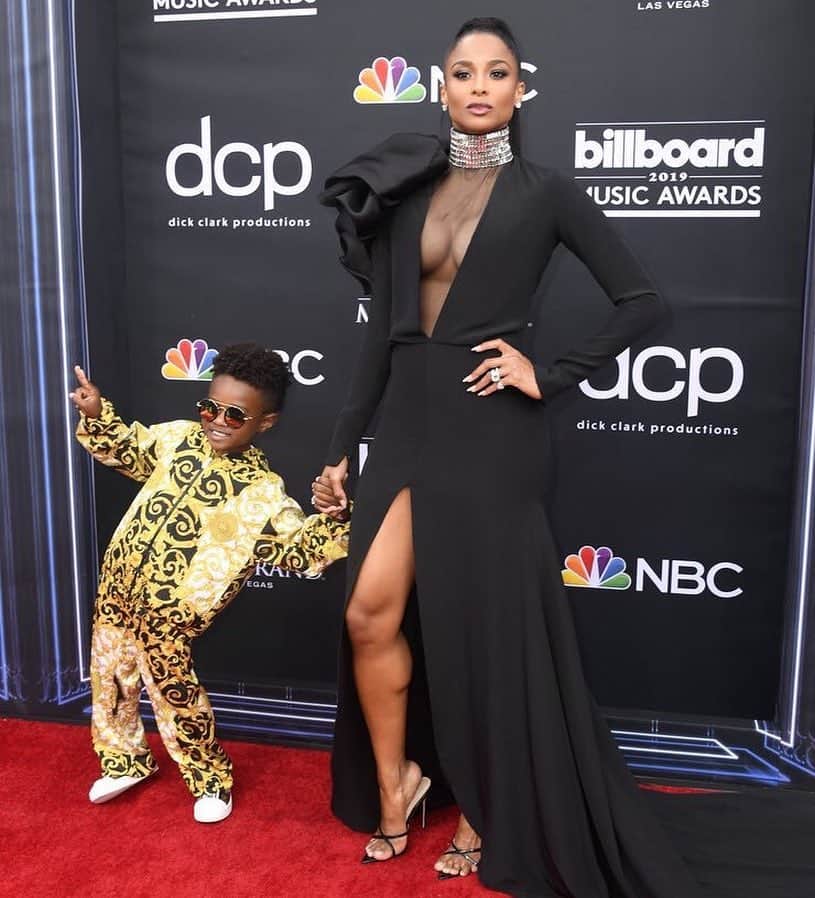 ラッセル・ウィルソンのインスタグラム：「Stylin’ ❤️😎 #Family  So proud of you baby! @Ciara Go dominate the stage tonight while performing #ThinkinBoutYou at the @BBMAS」