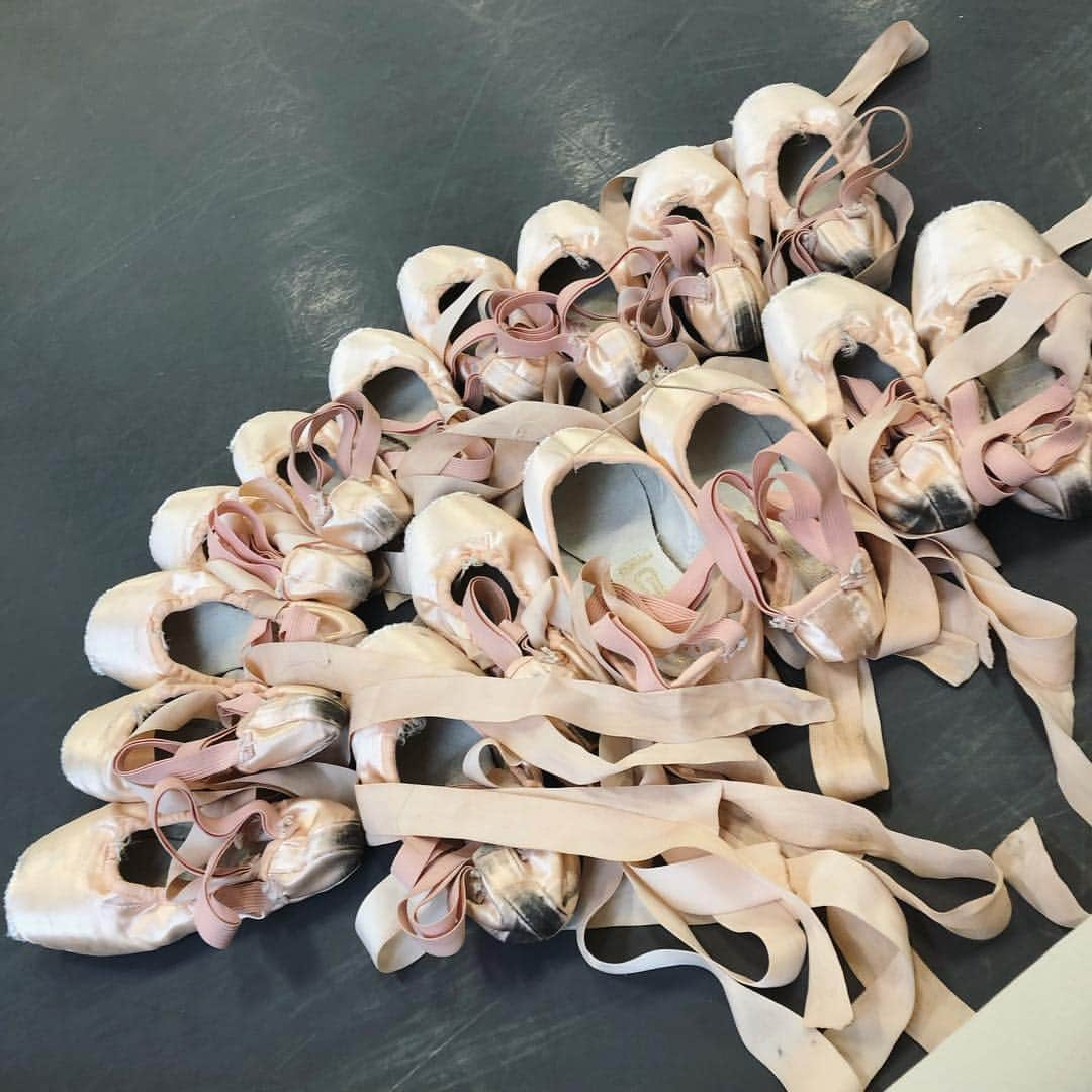 倉永美沙さんのインスタグラム写真 - (倉永美沙Instagram)「It’s been a battle for a few months to wear pointe shoes that are not my makers... It’s very hard on my feet and body when I wear my maker but they are all old and broken. And it’s almost impossible to dance the way I usually do when I wear other makers that don’t fit me 🤯 I have to ice my feet everyday at the end of the day to prevent injuries. Well it’s all gonna get better in few months. Let’s hope 🙏🏻 I still love freeds and I’m thankful for them to make my shoes ♥️ トウシューズ。私のメーカーさんが忙しくて生産が間に合っていない状態が一月からずっと。痛いけど半分壊れた自分のメーカーで踊ったり、踊りにくいけど違うメーカーさんを履いたり…毎日戦いです。早くこの問題が解決して毎日楽しく自由に踊れる日がきますように🌟 18年間私のシューズを作ってくださってるフリードさんに感謝してます！#love #ballet #ballerina #stage #ballerinalife #happy #happiness #dance #art #幸せ #バレエ #バレリーナ #rehearsal #pointeshoes #work #感謝」5月2日 8時40分 - misakuranaga