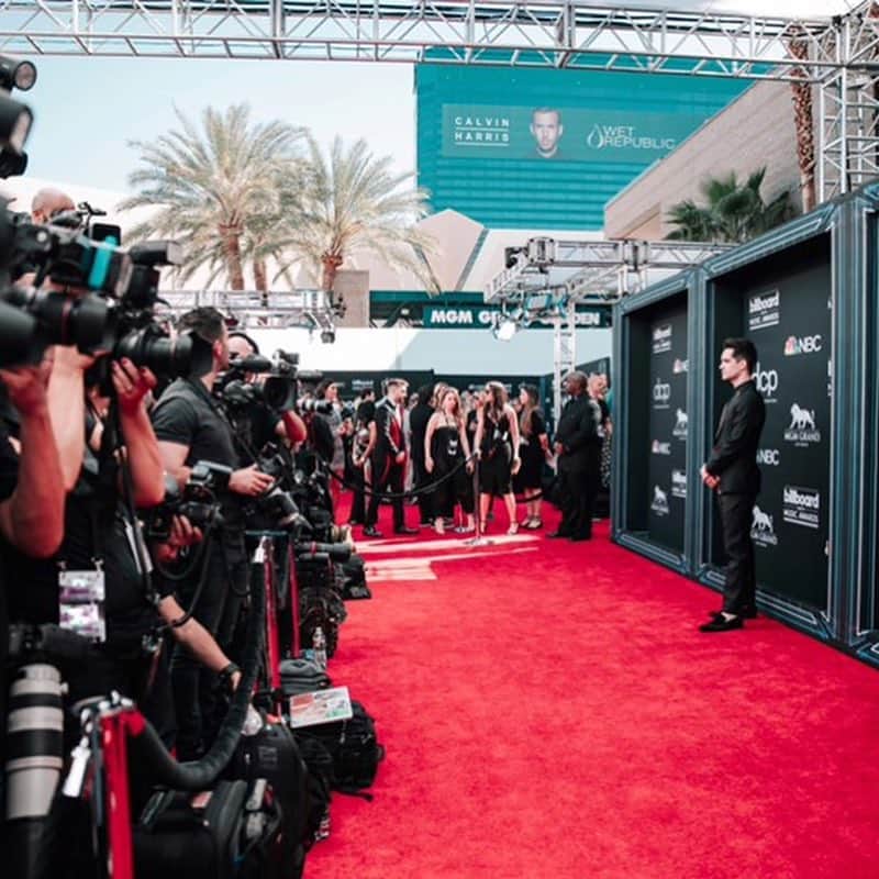Panic! At The Discoさんのインスタグラム写真 - (Panic! At The DiscoInstagram)「Lookin’ all sorts of sharp for the @bbmas tonight 📸-@jakechams」5月2日 8時34分 - panicatthedisco