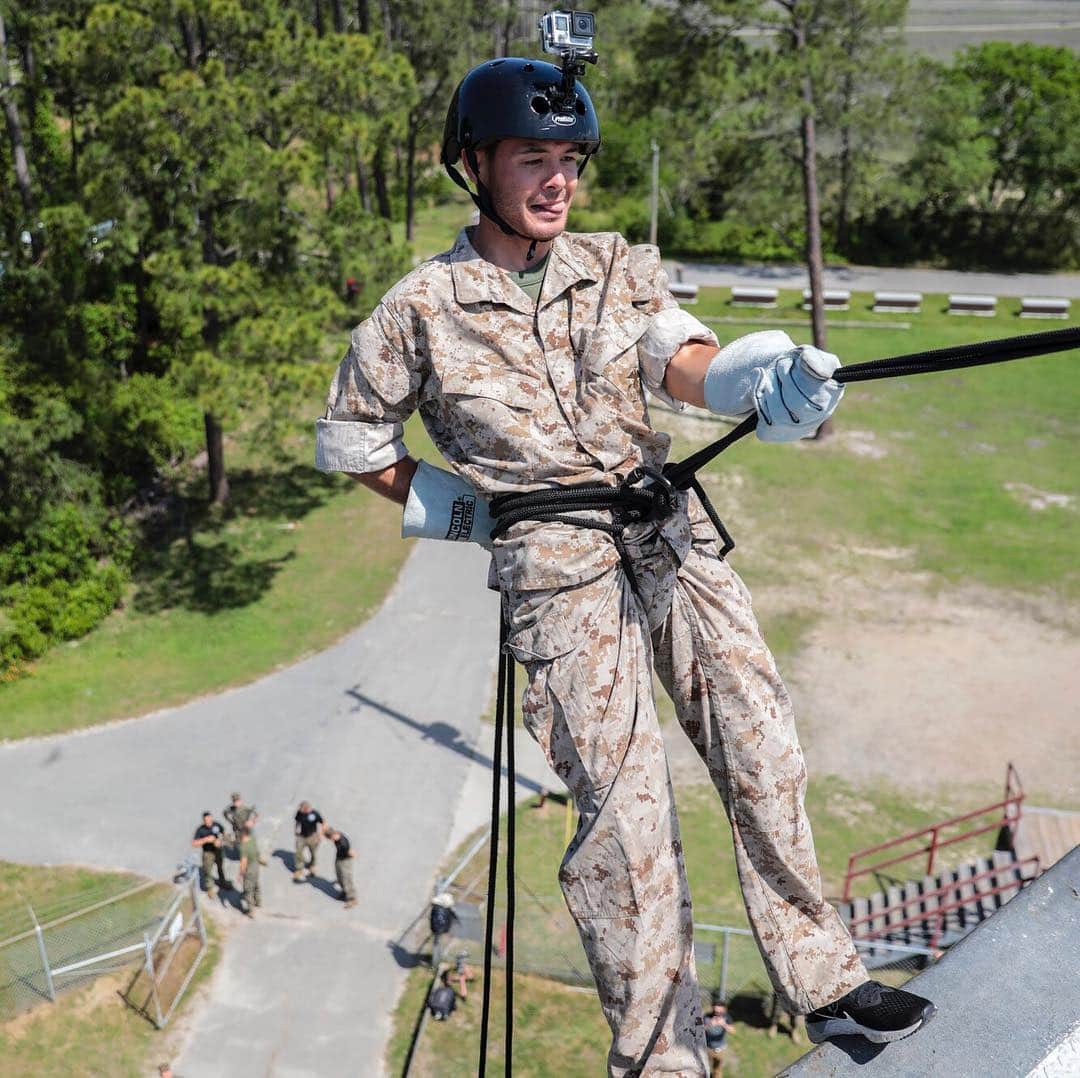 アメリカ海兵隊さんのインスタグラム写真 - (アメリカ海兵隊Instagram)「@nascar driver @kylelarson42 paid a visit to @mcrdparrisisland this weekend in preparation for the Coca Cola 600 race at Charlotte Motor Speedway held during Memorial Day weekend. (U.S. Marine Corps photo Cpl. Andrew Neumann)  #Marines #USMC #Military #MarineLife #RaceCars #Celebrity #Bootcamp #ParrisIsland #DrillInstructors #NASCAR #KyleLarson #Race #Car #CocaCola600」5月2日 8時55分 - marines