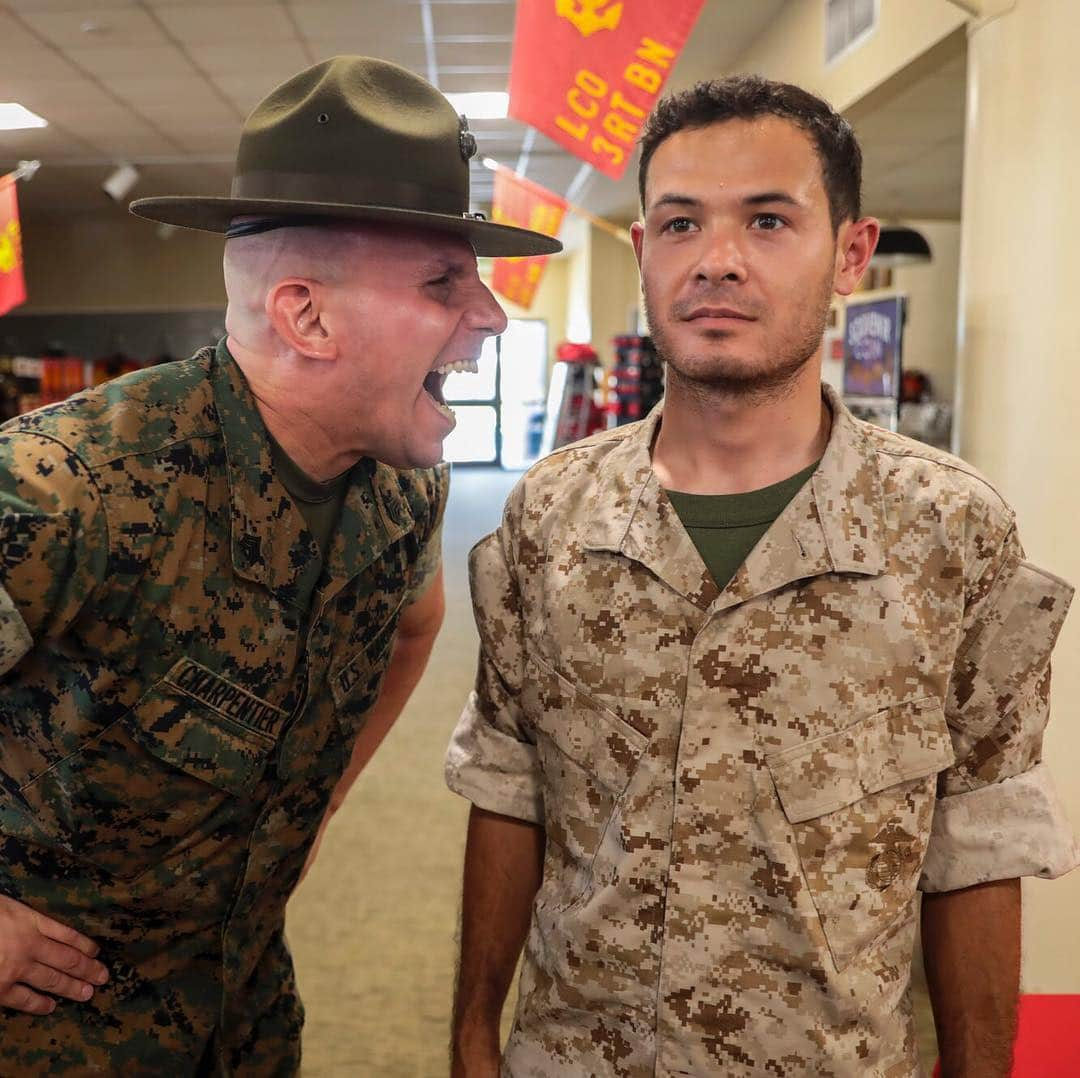 アメリカ海兵隊さんのインスタグラム写真 - (アメリカ海兵隊Instagram)「@nascar driver @kylelarson42 paid a visit to @mcrdparrisisland this weekend in preparation for the Coca Cola 600 race at Charlotte Motor Speedway held during Memorial Day weekend. (U.S. Marine Corps photo Cpl. Andrew Neumann)  #Marines #USMC #Military #MarineLife #RaceCars #Celebrity #Bootcamp #ParrisIsland #DrillInstructors #NASCAR #KyleLarson #Race #Car #CocaCola600」5月2日 8時55分 - marines