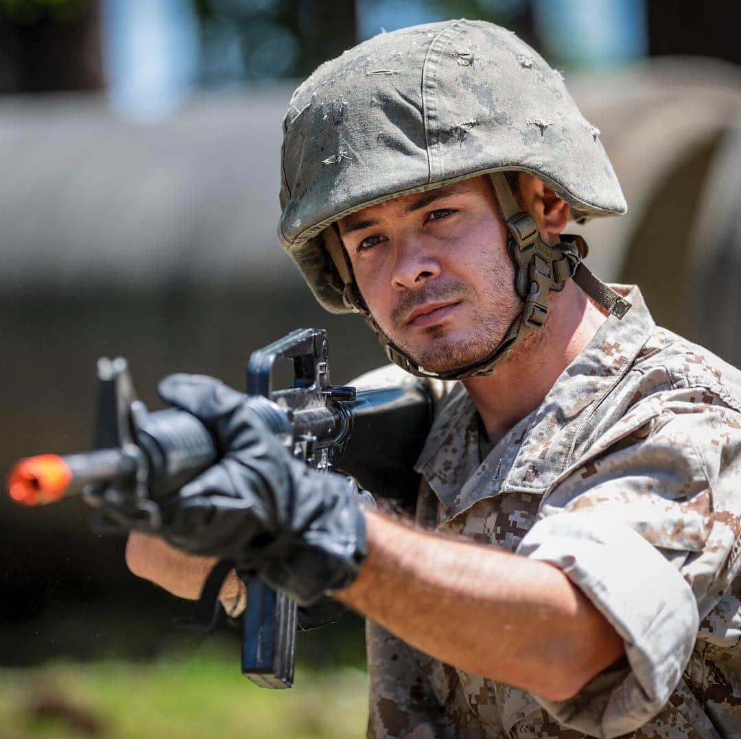 アメリカ海兵隊さんのインスタグラム写真 - (アメリカ海兵隊Instagram)「@nascar driver @kylelarson42 paid a visit to @mcrdparrisisland this weekend in preparation for the Coca Cola 600 race at Charlotte Motor Speedway held during Memorial Day weekend. (U.S. Marine Corps photo Cpl. Andrew Neumann)  #Marines #USMC #Military #MarineLife #RaceCars #Celebrity #Bootcamp #ParrisIsland #DrillInstructors #NASCAR #KyleLarson #Race #Car #CocaCola600」5月2日 8時55分 - marines