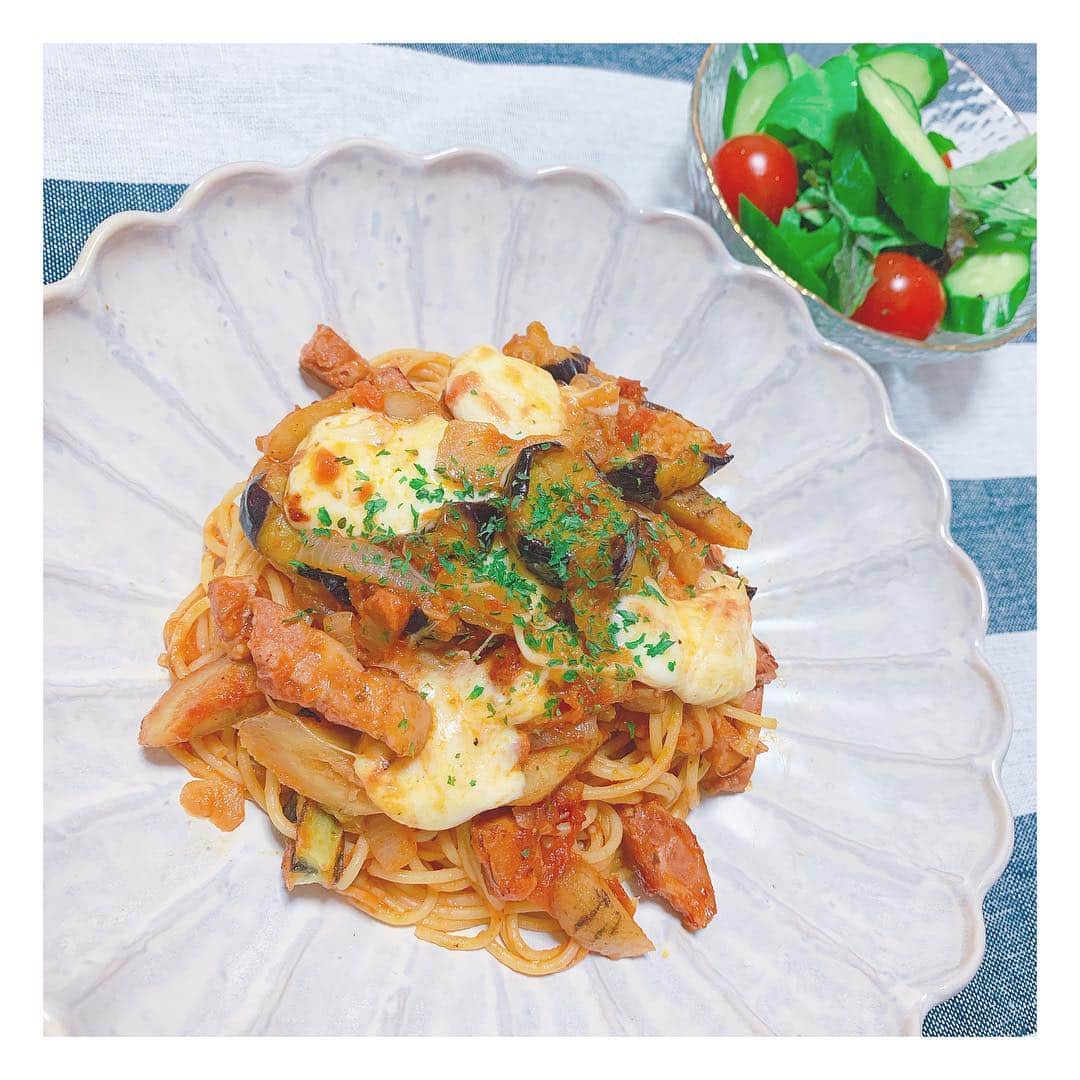 筒井萌子のインスタグラム：「* #もえちゃん家ごはん (←過去のご飯見れるよ◟́◞̀♡) ✭茄子＆ゴボウ＆ベーコンのモッツァレラトマトパスタ ・ 前にお店でゴボウの入ったトマトパスタを食べて とっても美味しかったから入れてみました*.❁ 相性抜群！モッツァレラも余熱で溶かしてトロトロ☾ ・ #筒井萌子 #女優 #actress #モデル #model #岡山 #rosarymoon  #shooting #instagood #instalike #converse #撮影 #followme #instalike #ブリヂストン #ブリヂストンゴルフ #tommyjeans #dhoric #snidel #lee #ゴルフ #ゴルフ女子 #ゴルフデビュー #ゴルフコンペ #ゴルフコーデ #ヨークシャテリア」