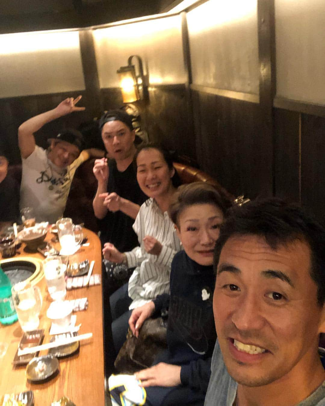 石田靖さんのインスタグラム写真 - (石田靖Instagram)「本日から5日まで銀座ブロッサム中央会館で『東京グランド花月』での新喜劇公演〜 稽古終わりのお食事会😆😆😆 本日からよろしくお願いします🙏 令和元年初笑い㊗️ 皆さまのお越しお待ちしております〜 #東京グランド花月 #銀座ブロッサム #令和元年 #初笑い #令和元年初笑い #よしもと新喜劇  #新喜劇 #濃いメンバー #夜遅くから焼肉 #龍の巣 #めっちゃ美味しい #一期一笑  #石田靖」5月2日 8時43分 - yasulog