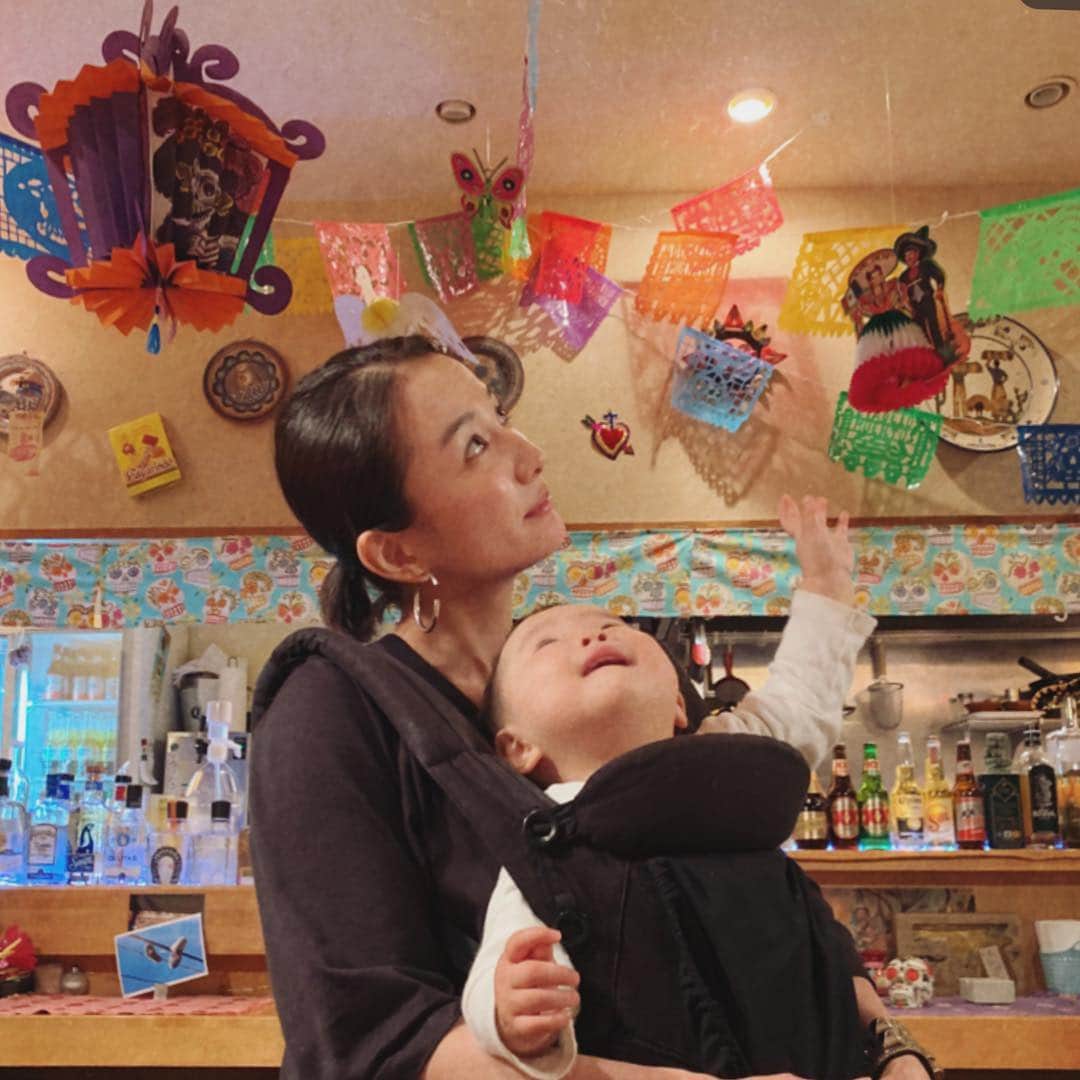 澤田泉美さんのインスタグラム写真 - (澤田泉美Instagram)「昨日行ったメキシコ料理のお店🇲🇽 天井にたくさんの装飾が❤️😍 娘の心を鷲掴みでした笑笑  #mexico#food #メキシコ料理#店内  チチェンイッツァもテオティワカンも いつか行ってみたいなぁー」5月2日 8時57分 - izumi.sawada