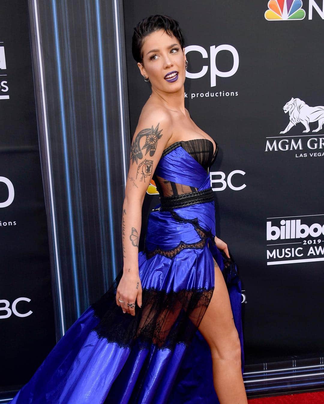 Just Jaredさんのインスタグラム写真 - (Just JaredInstagram)「@iamhalsey in a sexy blue dress on the Billboard Music Awards red carpet! Go to JustJared.com for our full coverage of the show. #Halsey #BBMAs Photos: Getty」5月2日 8時51分 - justjared