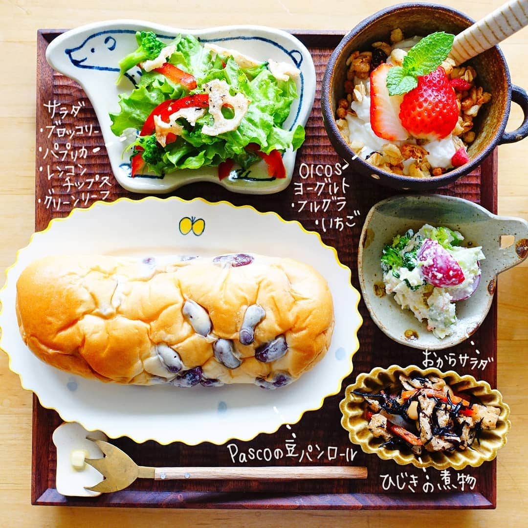 なっつ。さんのインスタグラム写真 - (なっつ。Instagram)「2019.5.2.thursday PUNICAFE LUNCH. ❁ ある日のおうちごはん♬ ・パスコの豆パンロール ・サラダ ・おからサラダ ・ひじきの煮物 ・ヨーグルト ❁ #パスコ の豆パンロール♡ お豆たっぷり～🥰 １０秒チンして食べるのが好き♡ マーガリンじゅわわで美味しい♡  年を重ねるごとに お豆愛が募っていく(笑) 小さいころは あんなに嫌いだったのに。  でもグリンピースだけは まだ克服できないなぁ…😢 ごちそうさまでした♡ . . . GW中盤は浮気中です♥️ 甘えん坊王子と ツンツンお姫さま(笑)😁 かわいいなぁ🥰♥️ ・ ・ ・ #pasco#豆パンロール#豆パン#今週もいただきます#なっつごはん🍚」5月2日 9時06分 - punipopo