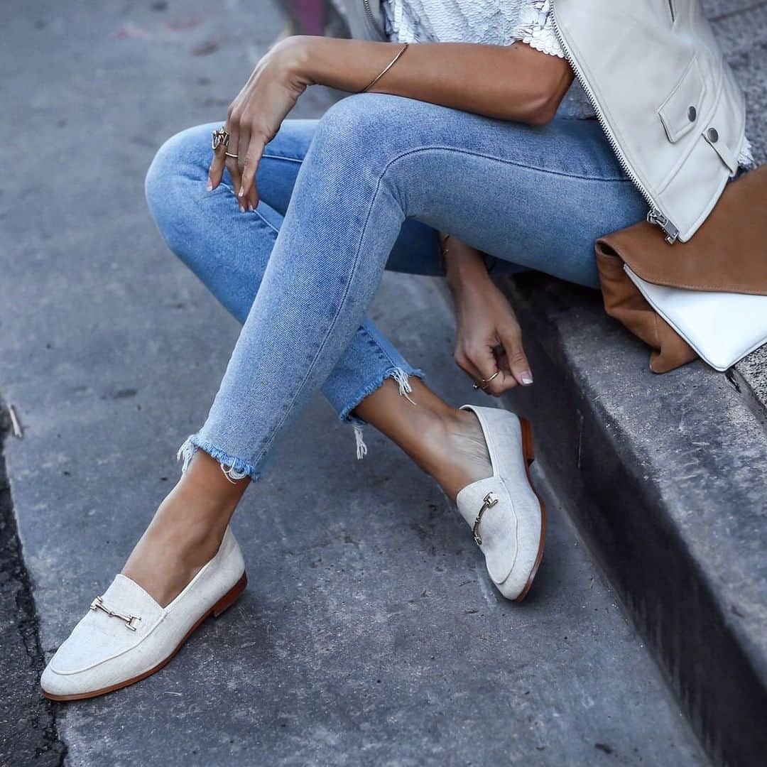 サムエデルマンのインスタグラム：「True blues - explore our denim guide online now ✨」