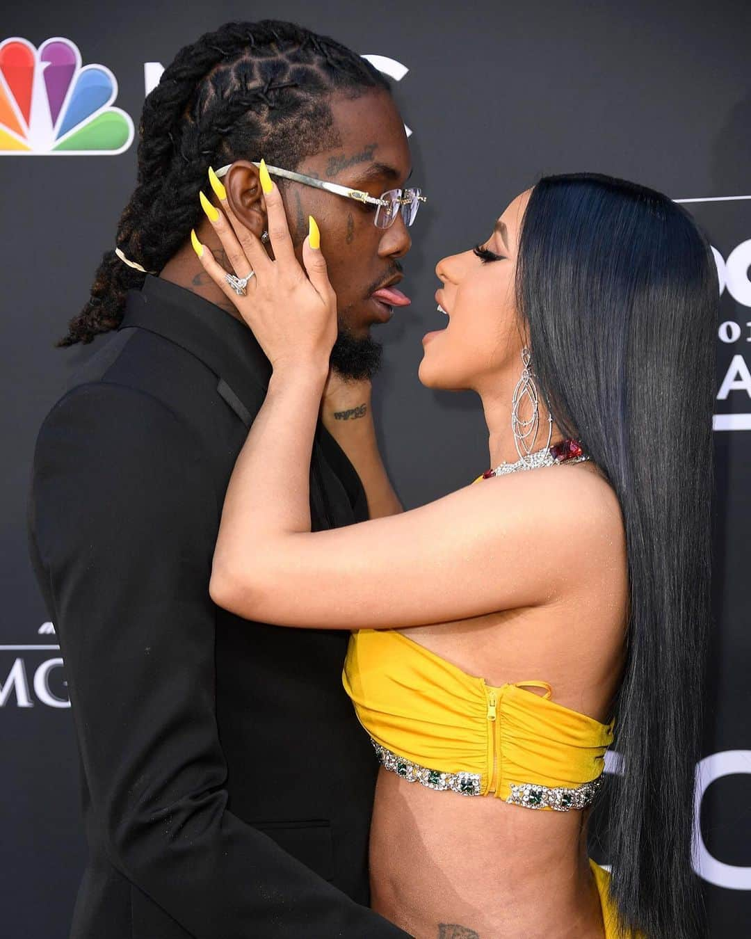 People Magazineさんのインスタグラム写真 - (People MagazineInstagram)「PDA alert! 😘 Did you catch this steamy moment between Cardi B and her hubby Offset at the #BBMAs? Tap our bio link for more on these two lovebirds. | 📷: Frazer Harrison/Getty」5月2日 9時03分 - people