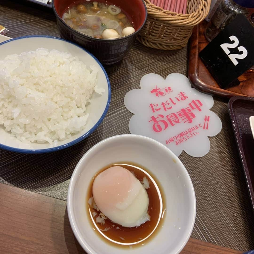 八つ橋てまりさんのインスタグラム写真 - (八つ橋てまりInstagram)「朝ごはん♡  美味しかったー😄 ウインナー12本も食べちゃった🤣🤣🤣 添加物とりすぎ💕 こんなに沢山食べたの初めて🔰  みんな、めいめいに予定あるから、バイバイ✋  すんげー笑った🎵 笑いすぎて、寝れなくて寝不足😄  みんな、何も変わってなくて昔話に花が咲いた😳 同級生っていいね🎵 集まれるっていいね！ でも、健康じゃないとダメだなって、改めて実感した🙇  皆に迷惑かけてしまってごめんなさい😭靴下はかしてもらったり、ご飯は全部取り入ってくれて、本当ありがたかった‼️ワガママざんまい❤️ 今から、整骨院に行ってきます！ よくなりますように💯  また会おうね😄  #ホテル聚楽 #福島県 #飯坂温泉 #飯坂温泉ホテル聚楽 #最高 #同級生 #女子旅 #朝ごはん #てまりん #八つ橋てまり」5月2日 9時05分 - temari.odebu