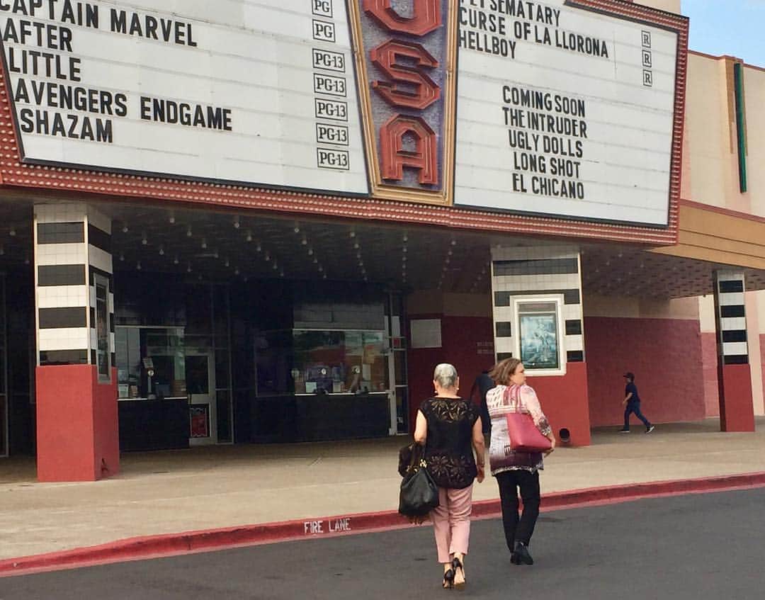 ラウル・カスティージョのインスタグラム：「My mom and my tía walking into the movie theater in McAllen. May 1, 2019. @elchicanofilm @boxerbray10 Thanks for making a little brown boy’s dreams come true. #hollywoodusa 📸 by my tío @jlt1013」