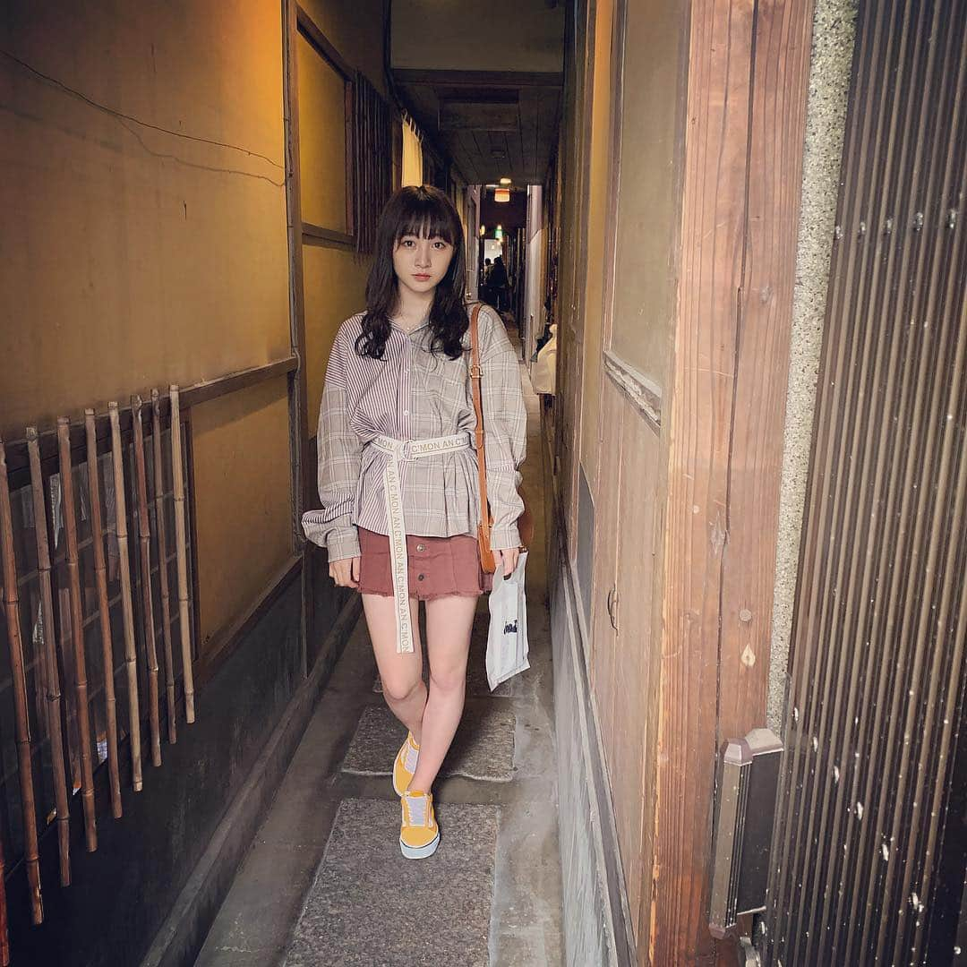 山本彩加さんのインスタグラム写真 - (山本彩加Instagram)「レトロでお洒落な雰囲気❤︎﻿ ﻿ ﻿ ﻿ 尾道の商店街の路地を入ったところで﻿ たまたま見つけた本屋さん📓﻿ ﻿ 可愛くてお洒落で。﻿ ﻿ ﻿ ﻿ そこで出会った本を読んでいます(〃▽〃)﻿ ﻿ ※お店の中はスマホの使用は禁止とのことです﻿ ﻿ #本と音楽 #紙片 #レトロ #本屋さん #広島 #hiroshima #尾道 #onomichi #商店街」5月2日 9時13分 - ayaka48_yanyan