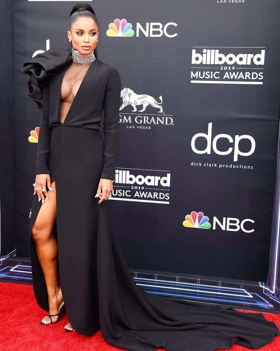 WHO WHAT WEARさんのインスタグラム写真 - (WHO WHAT WEARInstagram)「It's #BBMAs night and the outfits aren't holding back. 💥 Tap the link in bio to see what all the stars wore on the red carpet tonight. photos: getty images」5月2日 9時21分 - whowhatwear