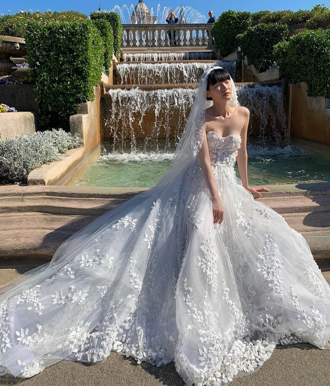 Marchesaさんのインスタグラム写真 - (MarchesaInstagram)「“Stepping out for a little fun at the beautiful Magic Fountain of Montujïc in downtown Barcelona.” Head to @vogue to check out the Valmont Barcelona Bridal Fashion Week Vogue diary. #marchesa #ss20marchesabridal #vbbfw」5月2日 9時21分 - marchesafashion