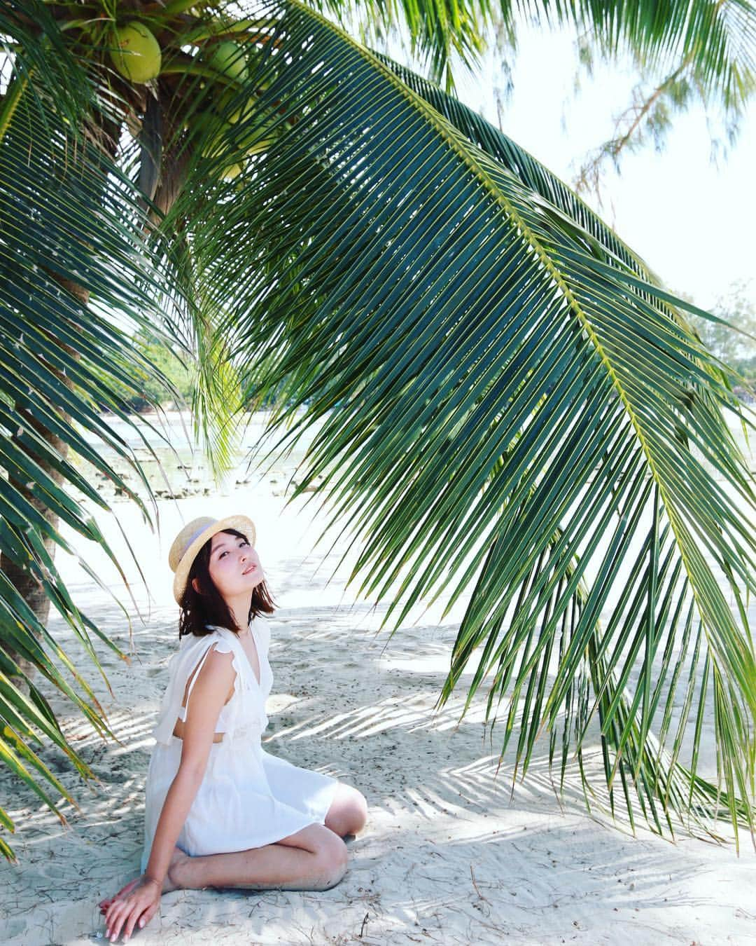 樋口智恵子さんのインスタグラム写真 - (樋口智恵子Instagram)「Green & white mood💙🏝💚 Like a VOGUE Thailand🇹🇭 @capeandkantary Cape Fahn Hotel . . . . Cape Fahn Hotelは最近タイのヴォーグでも撮影に使われたそうで、同じ木の下で記念写真💙🏝💚 グリーンとホワイトのインテリアカラーが美しくて、思わずブティックでここに合うブレスレットを💚💙ターンダウンのショコラも毎日可愛い✨ . . . . #kohsamui #gw #サムイ島 #capeandkantary #ゴールデンウィーク #slh #smallluxuryhotels #luxuryhotel #capefahnhotel #interior #decor」5月2日 9時26分 - chieko_higuchi