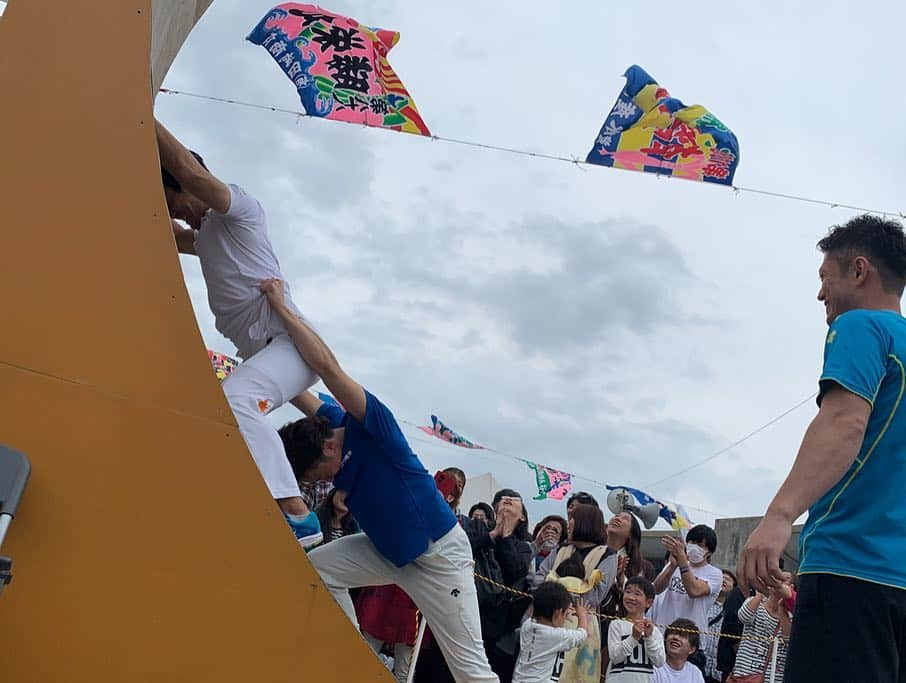 泉ひかり（パルクール）さんのインスタグラム写真 - (泉ひかり（パルクール）Instagram)「My family came to the SASUKE event, even though they did not come to my parkour comp in Japan.🤣 #串木野マグロフェスティバル2019  初めてのSASUKE系のイベント参加でした！  サスケ出場経験が無いにも関わらず、イベントに誘って頂き、とんでもなく凄い方々と一緒に盛り上げることができて、本当に楽しかったです！  そして、広島の世界大会より鹿児島のマグロフェスティバルに来る事を選んだ両親。笑  ずっとSASUKEが好きだった2人に喜んでもらえて良かった(*´-`*) 今回イベントに関わった全ての方に感謝！本当にありがとうございました☺️ #SASUKE #KUNOICHI #平成最後の #串木野 #マグロフェスティバル」5月2日 9時26分 - hhhhi02