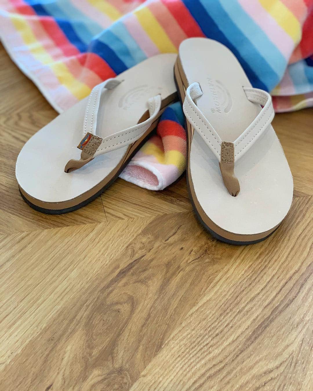 村上沙織さんのインスタグラム写真 - (村上沙織Instagram)「rainbow sandals. 今年も用意完了🌈去年履きすぎてボロボロになったからね♥️♥️♥️ ・  まだ用意してない人ー🐬おススメだよー🏝 大好きな夏はすぐそこだ😚 #rainbowsandals #summer#ビーチサンダル」5月2日 9時28分 - rosysaorimonster