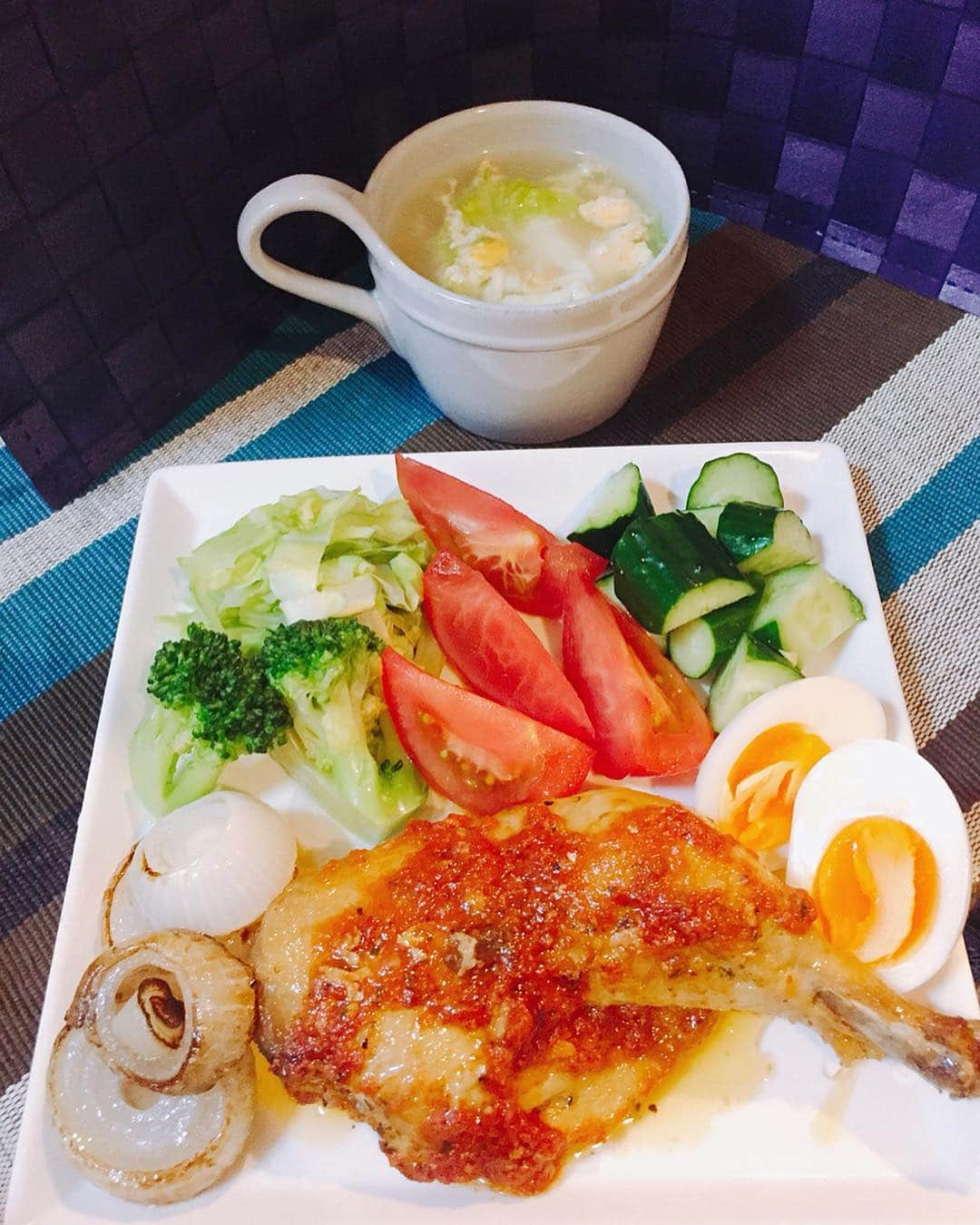 佐山万里菜さんのインスタグラム写真 - (佐山万里菜Instagram)「🍽シェフ佐山🍽 ・いつかのチキンプレート #佐山ご飯 →骨付きチキントマト煮、キャベツ、ブロッコリー、トマト、きゅうり、卵、新タマ&卵、キャベツスープ . . 最近近くに出来たスーパーが安くていー感じ！！ だけど20時までなんだよなぁ……24時までお願いしますって感じ😭 初めて骨ついてるチキンGET✨ トマト煮に…… うまうまっ💯 減量中には食べないけど今ならいける！！ 最高✨ . 今日もトレーニング頑張ろ👊 🍴アスリートのリアルなアスリート飯🍴 #笑顔 #オシャレ #可愛い#写真#海好き #アスリート#筋肉 #腹筋 #トレーニング #減量#ダイエット#instagood #幸せ #感謝 #ライフスタイル #うまい #アスリート飯 #減量食 #ダイエットメニュー  #料理  #節約 #勝利飯 #ダイエットメニュー #食事 #いいね #食トレ#ヘルシーメニュー  #food #diet #しんたま」5月2日 9時38分 - sayama.19