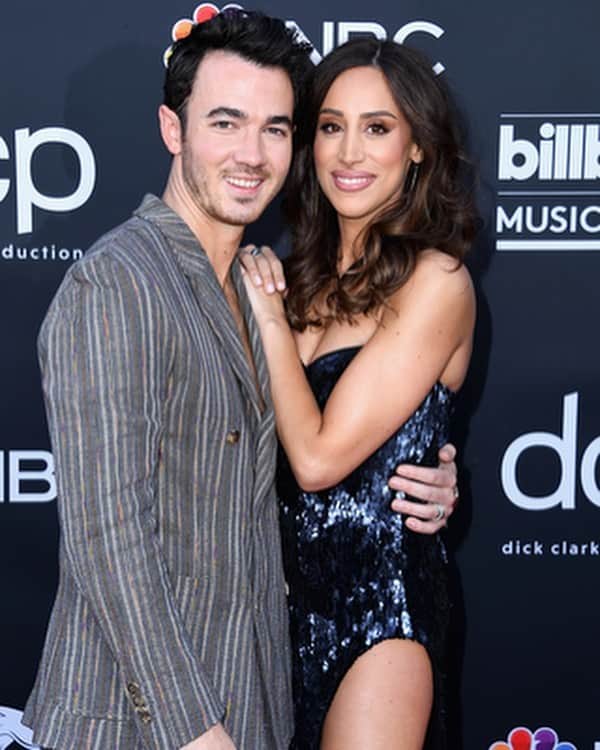 People Magazineさんのインスタグラム写真 - (People MagazineInstagram)「Double date! 😍 Nick and Kevin Jonas brought their beautiful ladies, Priyanka Chopra and Danielle Jonas, to the #BBMAs and they all look absolutely amazing! ❤️| 📷: Steve Granitz/WireImage」5月2日 9時40分 - people