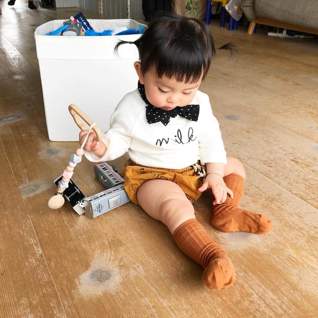 HALCALIのインスタグラム：「令和初日は友人宅で年長さんのお兄ちゃんのオモチャをひっくり返しまくって楽しんだむすめ👧🏻🚃エンドレスで電車投げまくってた😂相当疲れたみたいで夜はぐっすり寝てくれた😁❣️10カ月になってつかまり立ち、つたい歩き、からの両手離して立っち(最大5秒くらい🤣)！日々出来ることが増えていく🎶1歳まであと2カ月かー！早いな😳 #10months #baby_fashion」
