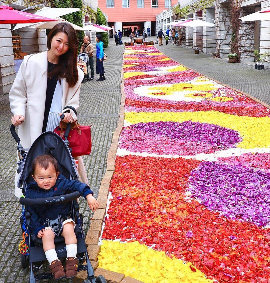 花田浩菜のインスタグラム：「#平成最後 →#令和 への移り変わりは #八ヶ岳 で迎えました🌷 . . 私も平成生まれ、息子も平成生まれだから平成には思い入れがたくさんあるけれど、これから生きていく令和の時代がどうなるか楽しみ。 令和の時代もどうぞよろしくお願いします。 . . 宿泊はみんなで部屋風呂に入りたかったので露天風呂付きのコテージにしましたが、近くにある#リゾナーレ八ヶ岳 へも遊びに😊 #ピーマン通り にはチューリップの花びらで作られたお花の道がありとーっても綺麗でした🌷💕 息子もお花に興味津々。 リゾナーレはさすが子連れに優しくて、オムツ替えしに行ったスペースには立派な子供の遊び場もあって息子も楽しそうに遊んでいて帰るのに時間がかかりました😅 . . 車とご飯が大好きで、気がつけばソファによじ登ってきて隣で車を片手に、片手におにぎりを持ち満足そうにおっさんさながらの格好で座っている息子笑（🔜スワイプ） お部屋で部屋風呂にみんなで入って、バーベキューもして、今回は息子の好きを詰め込んだ旅行にしたので楽しめたかな💕 . . #平成最後の日 #令和初日 #山梨旅行 #星野リゾート #子連れ旅行 #1歳7ヶ月 #1歳児 #赤ちゃん #赤ちゃんのいる生活 #男の子ママ #子連れに優しい #キッズスペース #親子 #親バカ #ig_oyabakabu #happy #happydays」