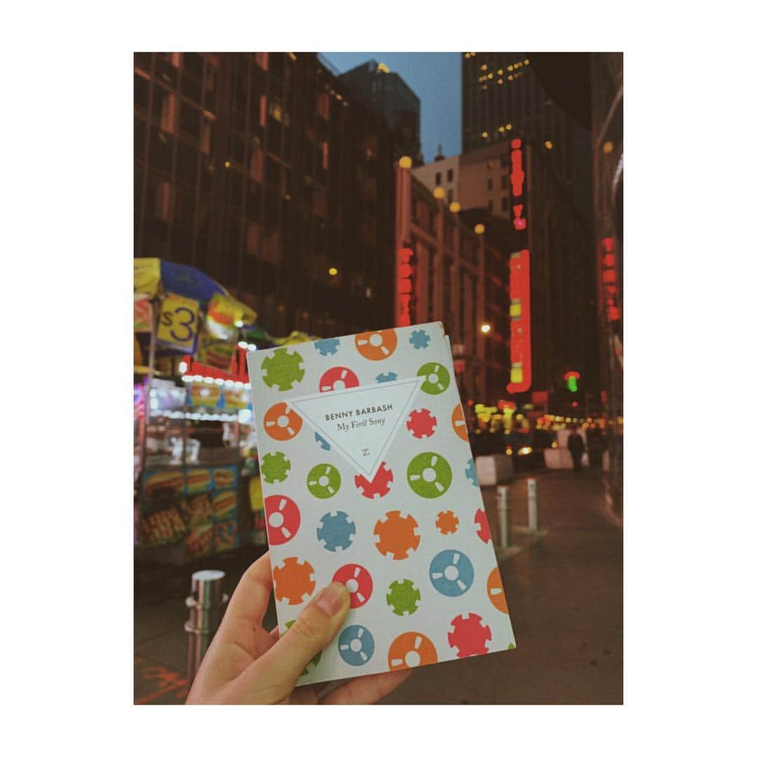 中井ノエミのインスタグラム：「📕🍕🥨whaddabook, whaddacity🚦🍳🚕🎷 . . . #bennybarbash #myfirstsony #books #reading #writing #literature #greatwriters #screenwriting #nyc #wanderlust #getaway #timessquare #travel #bookstagram #books #tribeca #yellowcab #hotdog #neon #nightowl」