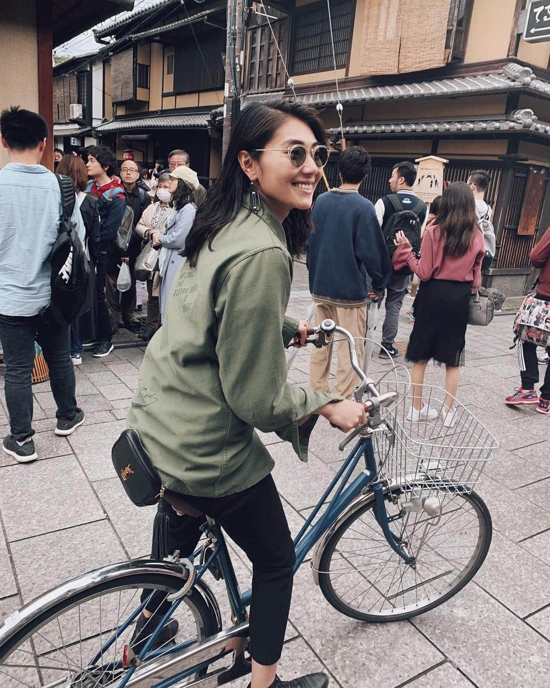 のインスタグラム：「京都中が魅力的な写真やコンテンポラリーアートで溢れかえってます👘 . .  建仁寺の美しさの中で #alfredehrhardt の作品を見ることができて感動😍🙌🏻 . . それにしてもレンタルサイクルショップで自転車を借りて本当よかった‼️ . . 広範囲で写真展をやってるので移動は全てチャリ😉🙌🏻 . . サクサク写真展を回れるし 京都は絶対に自転車がオススメ🥰💫 . . 今日は京都トリップ最終日なので、 出来るだけ多くの写真展を回っていきたい⛩🚴‍♂️🚴‍♀️ . . #kyotographie #kyotographie2019 #photography #art #internationalphotographyfestival #vibe #ootd  #kyotographie京都国際写真祭 #streetphotography #bicycle #kyototrip #巨大インスタレーション #金氏撤平 #weronikagesicka #kenninji #建仁寺 #両足院 #アルフレートエールハルト#ママチャリ」