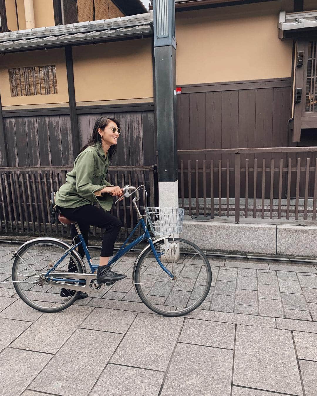 瀬畑茉有子さんのインスタグラム写真 - (瀬畑茉有子Instagram)「京都中が魅力的な写真やコンテンポラリーアートで溢れかえってます👘 . .  建仁寺の美しさの中で #alfredehrhardt の作品を見ることができて感動😍🙌🏻 . . それにしてもレンタルサイクルショップで自転車を借りて本当よかった‼️ . . 広範囲で写真展をやってるので移動は全てチャリ😉🙌🏻 . . サクサク写真展を回れるし 京都は絶対に自転車がオススメ🥰💫 . . 今日は京都トリップ最終日なので、 出来るだけ多くの写真展を回っていきたい⛩🚴‍♂️🚴‍♀️ . . #kyotographie #kyotographie2019 #photography #art #internationalphotographyfestival #vibe #ootd  #kyotographie京都国際写真祭 #streetphotography #bicycle #kyototrip #巨大インスタレーション #金氏撤平 #weronikagesicka #kenninji #建仁寺 #両足院 #アルフレートエールハルト#ママチャリ」5月2日 10時07分 - sehatamayuko