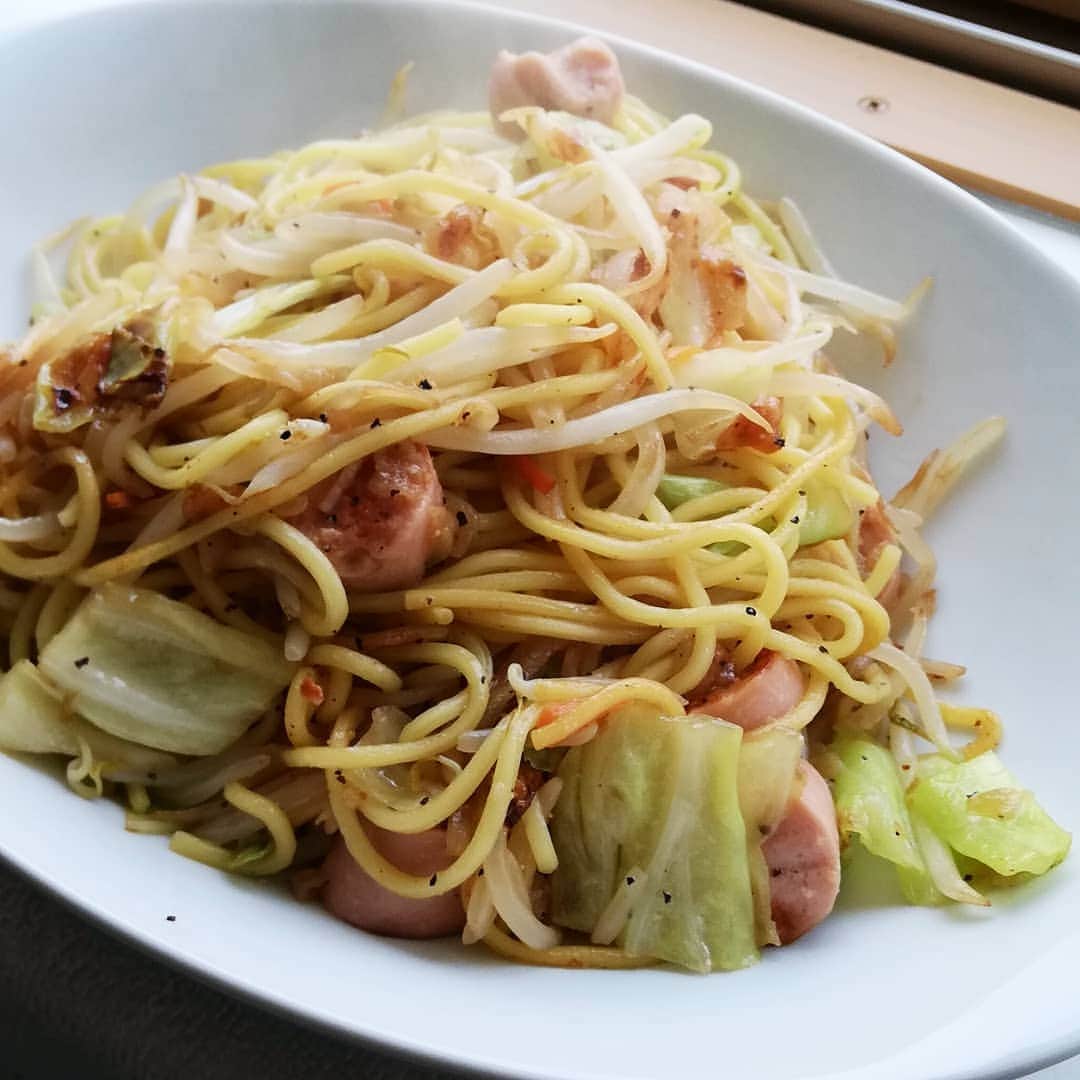 松本隆博のインスタグラム：「。 みなおは～(^^)/ 黒胡椒塩焼そば！！ 黒胡椒と塩。 中華だしの素 和風だし醤油 天かすは必須。 最後にレモン汁掛けて 出来上がり～ (≧∇≦)/ (≧∇≦) ちなみに焼そばは最初 に焼入れて、こんがり 焼いた面とやわらかな 面を残す。 水分は野菜と醤油のみ、 絶対水は足さない。  今日はＧＷ中でやっとの 晴れ間です☀️。 令和晴れ！ですよ。」