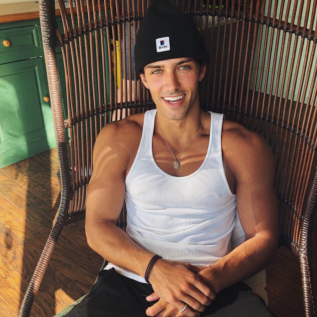 Steven Kellyのインスタグラム：「Smile more, laugh more, and don't get so caught up on the little things. Tomorrow is a new day full of awesome opportunities🤘🏽」